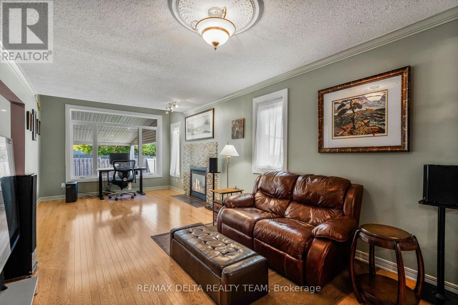 18 LONGSHIRE CIRCLE