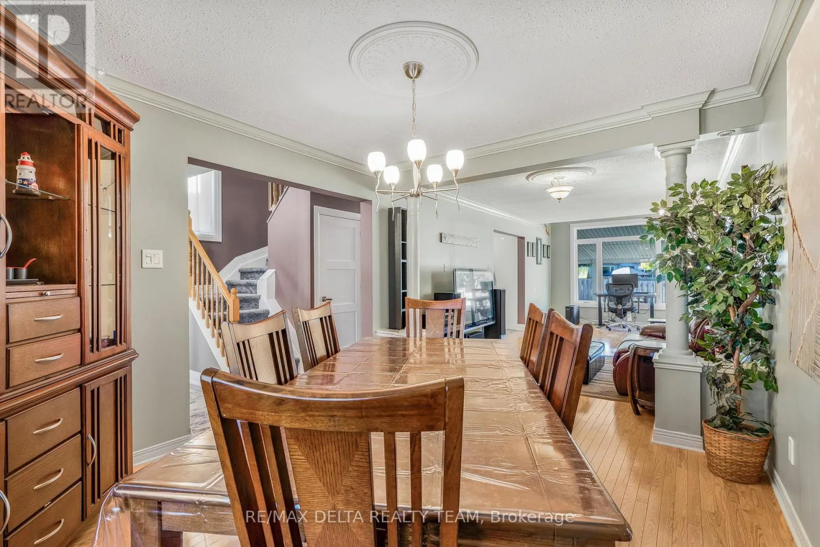 18 LONGSHIRE CIRCLE