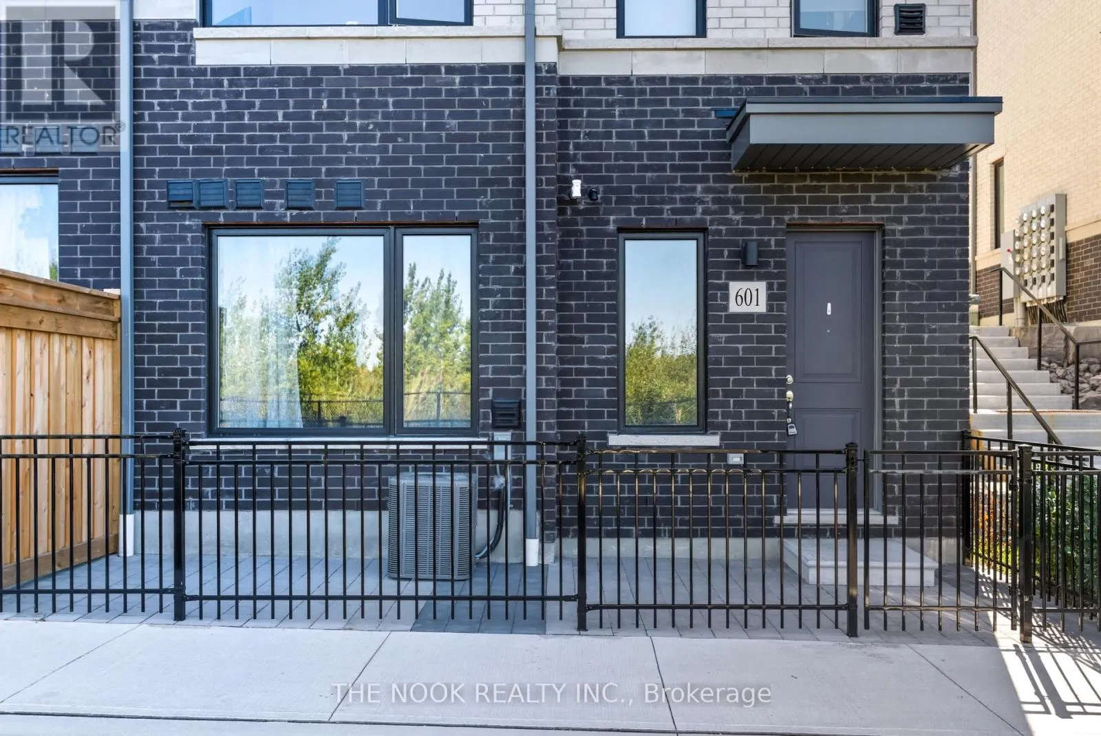 601 - 160 DENSMORE ROAD, #601