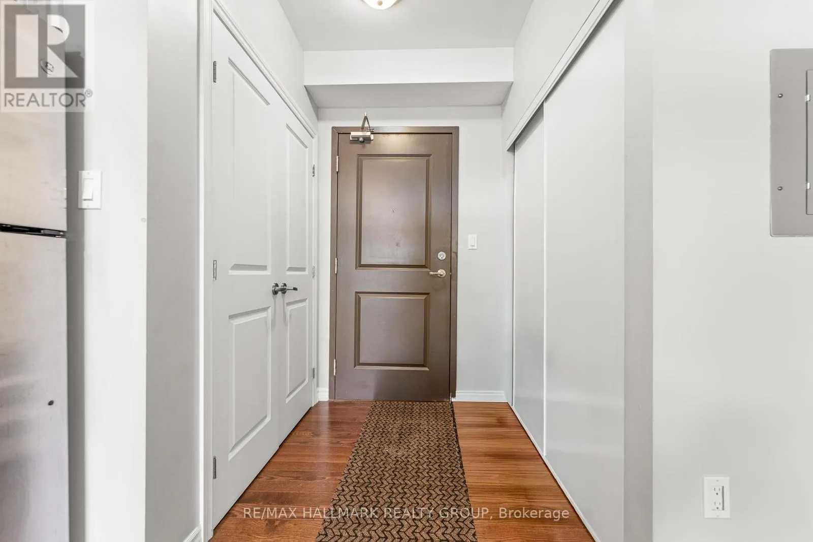 202 - 429 KENT STREET