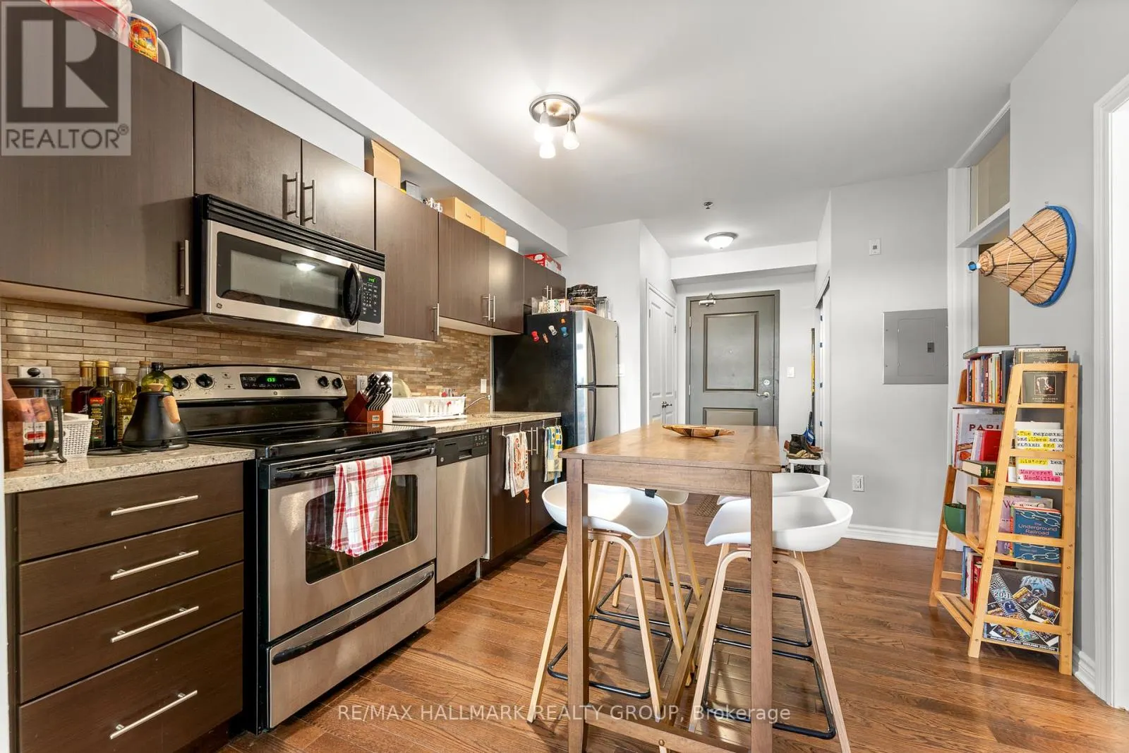 202 - 429 KENT STREET