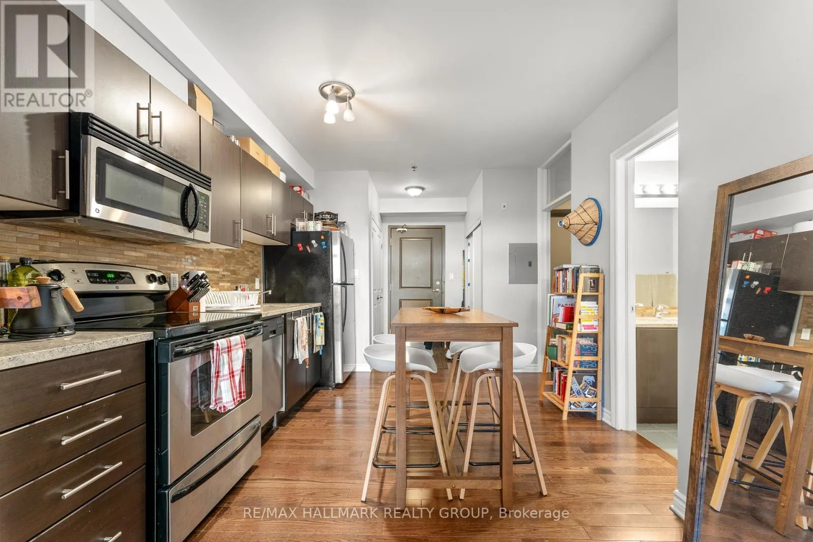 202 - 429 KENT STREET