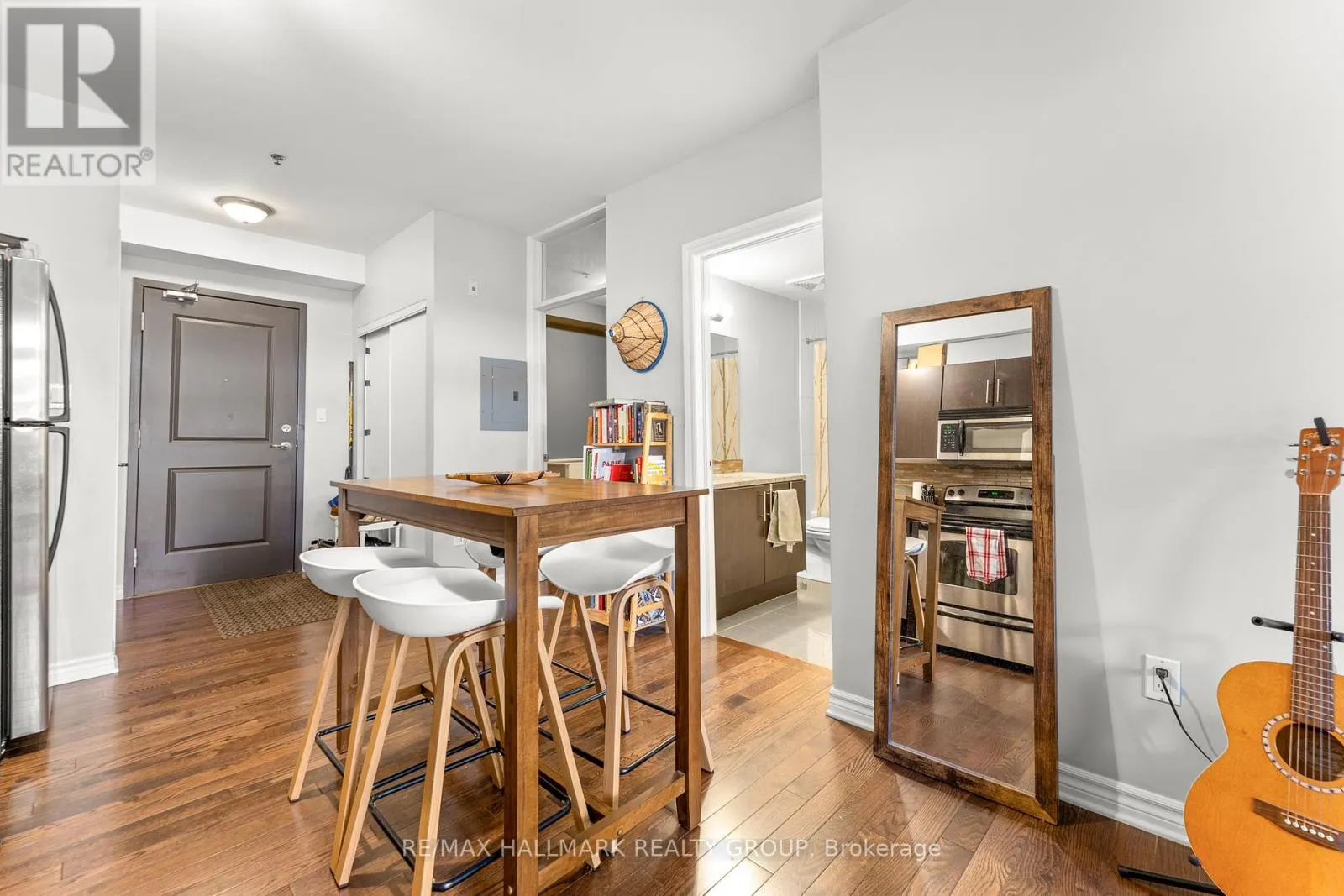 202 - 429 KENT STREET