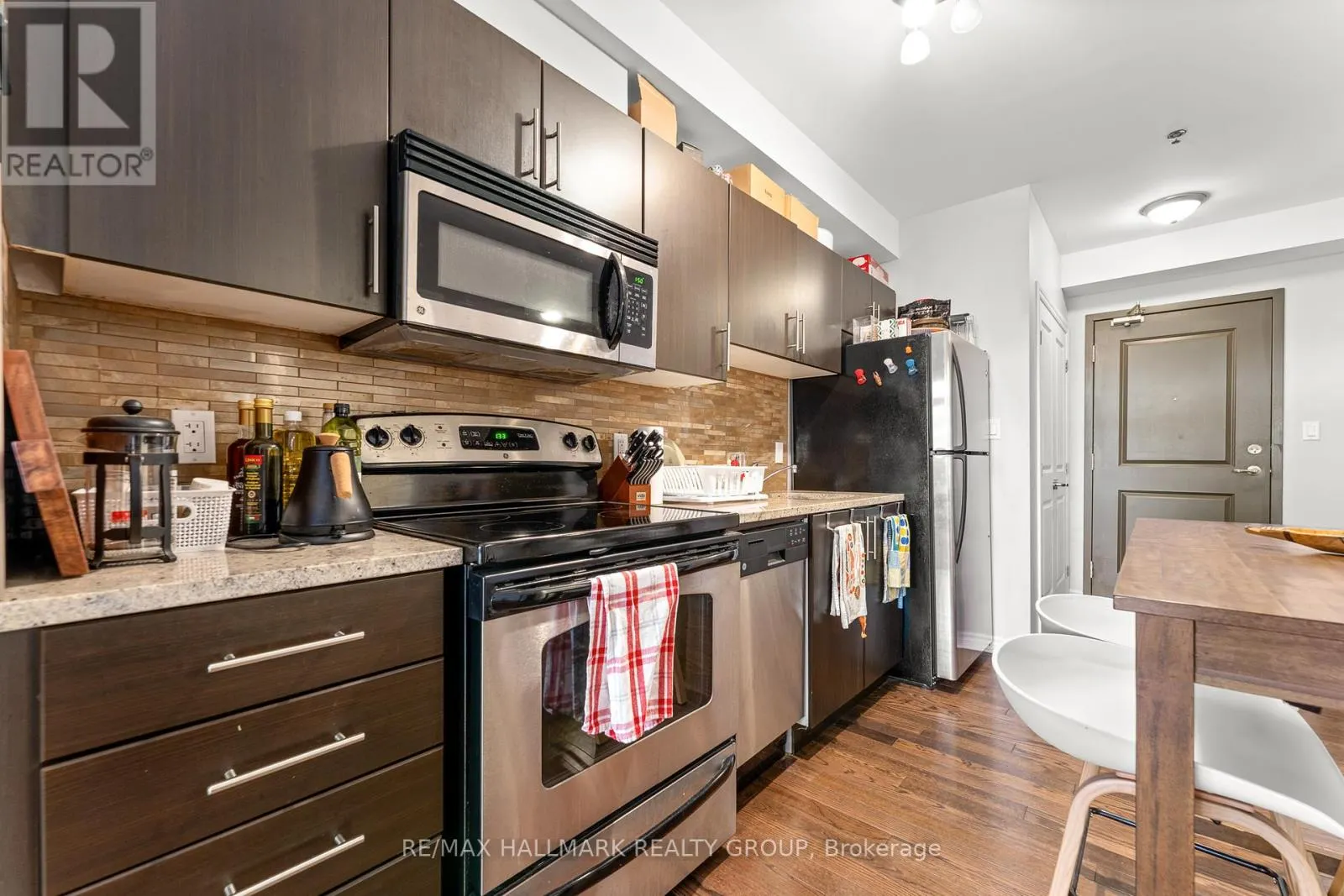 202 - 429 KENT STREET