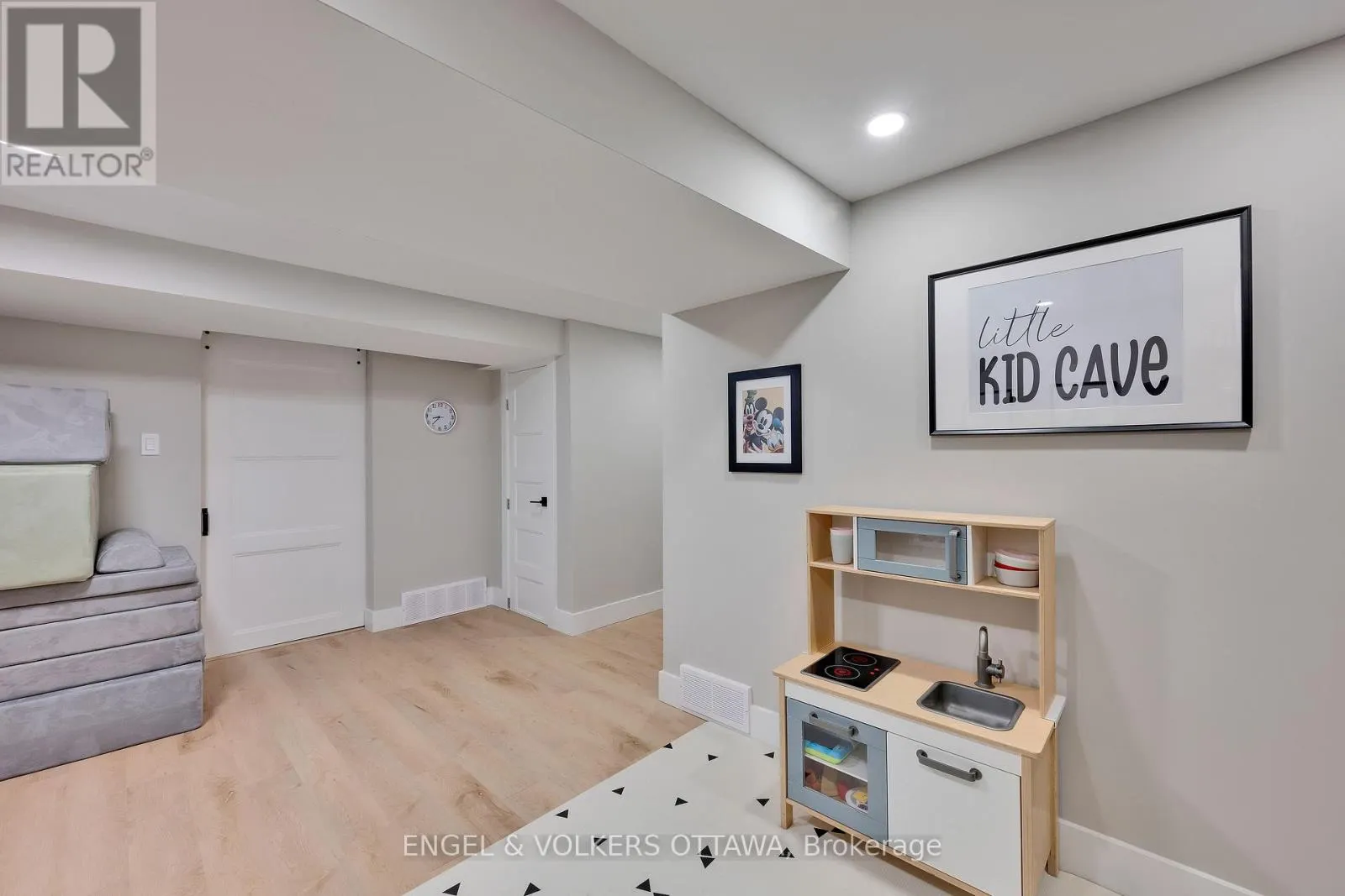 10 TANGLEWOOD DRIVE