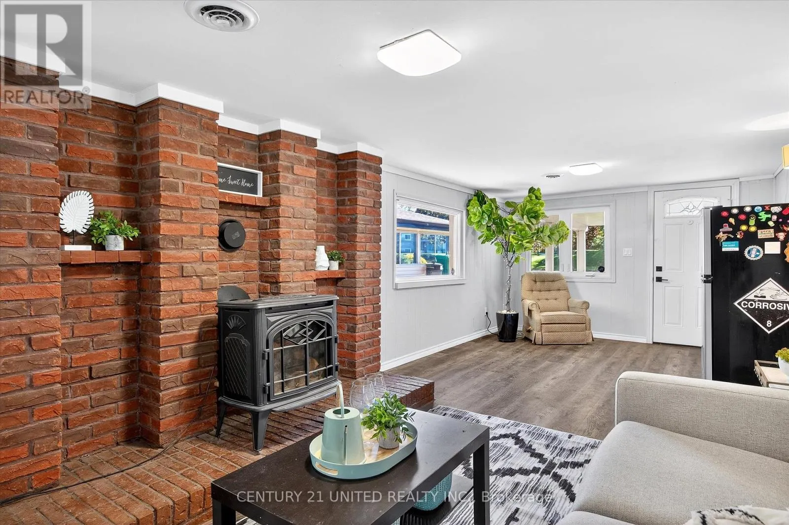 1037 GLEBEMOUNT CRESCENT
