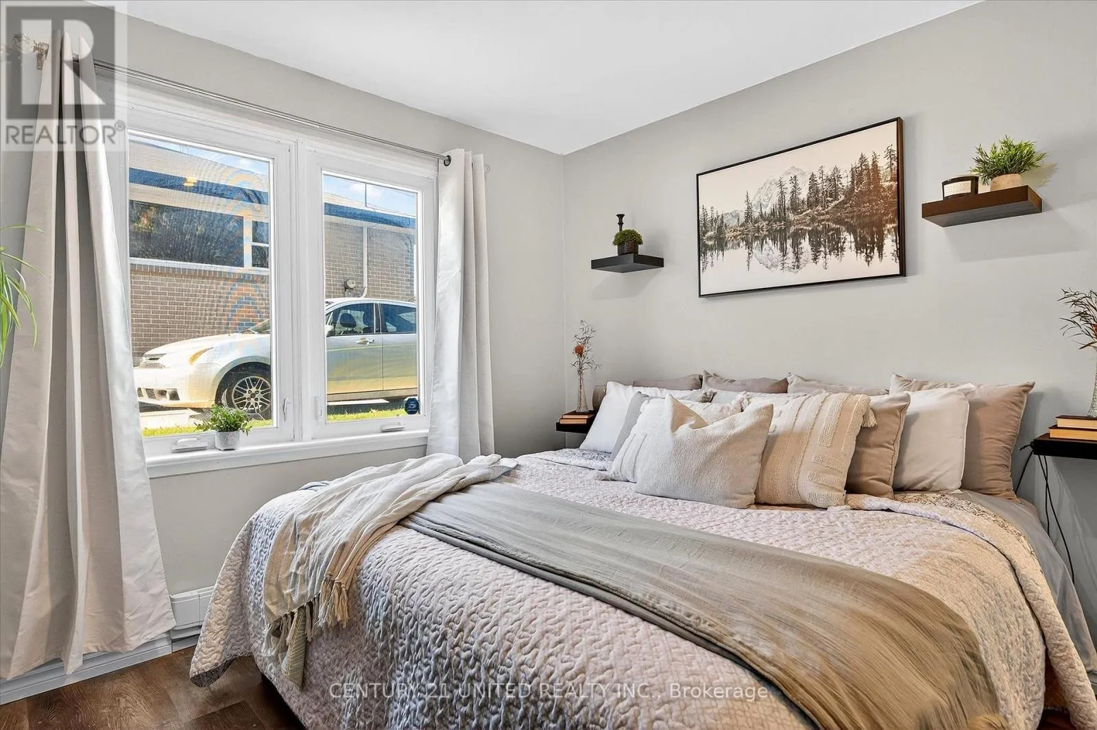 1037 GLEBEMOUNT CRESCENT