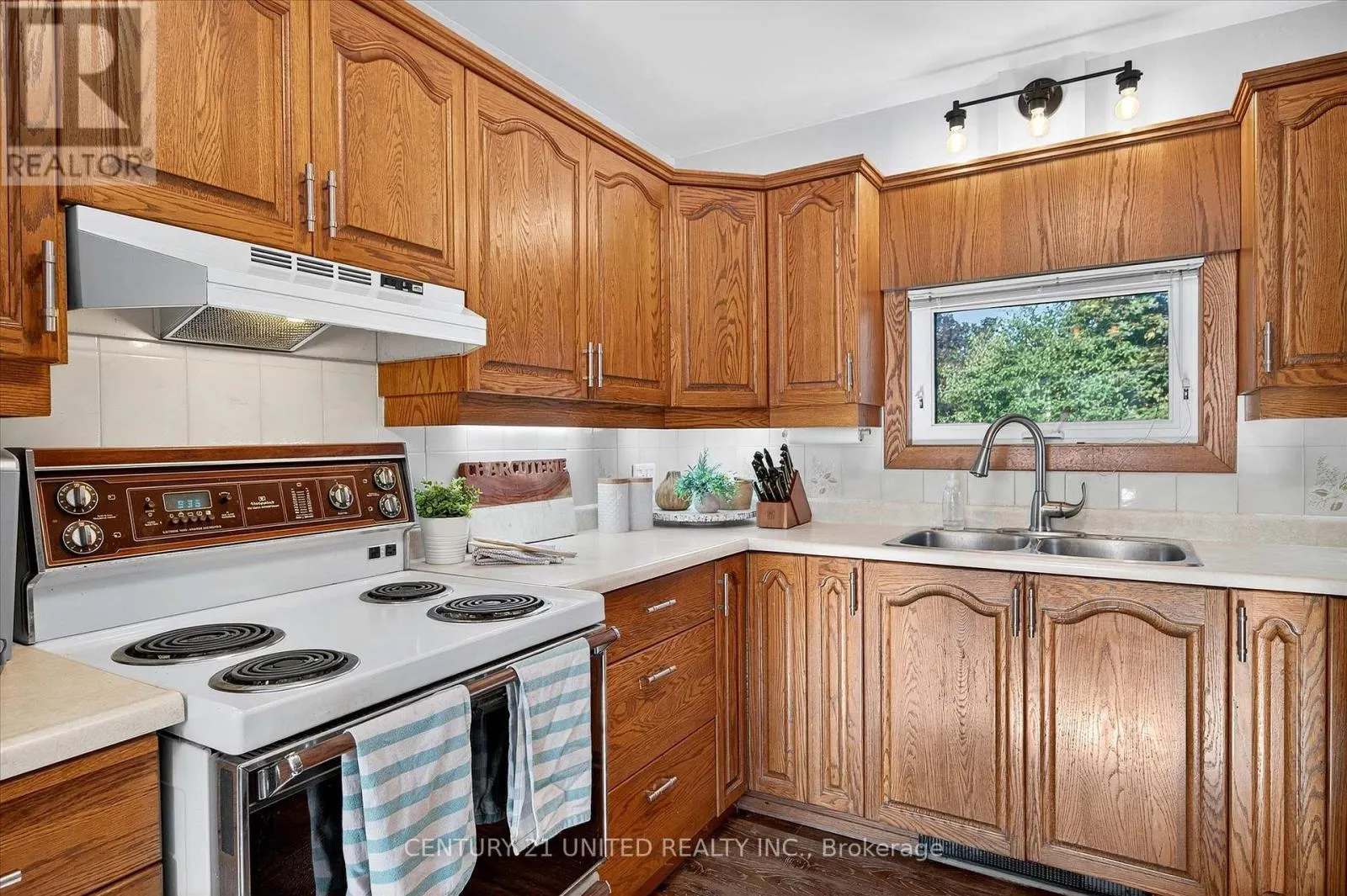 1037 GLEBEMOUNT CRESCENT