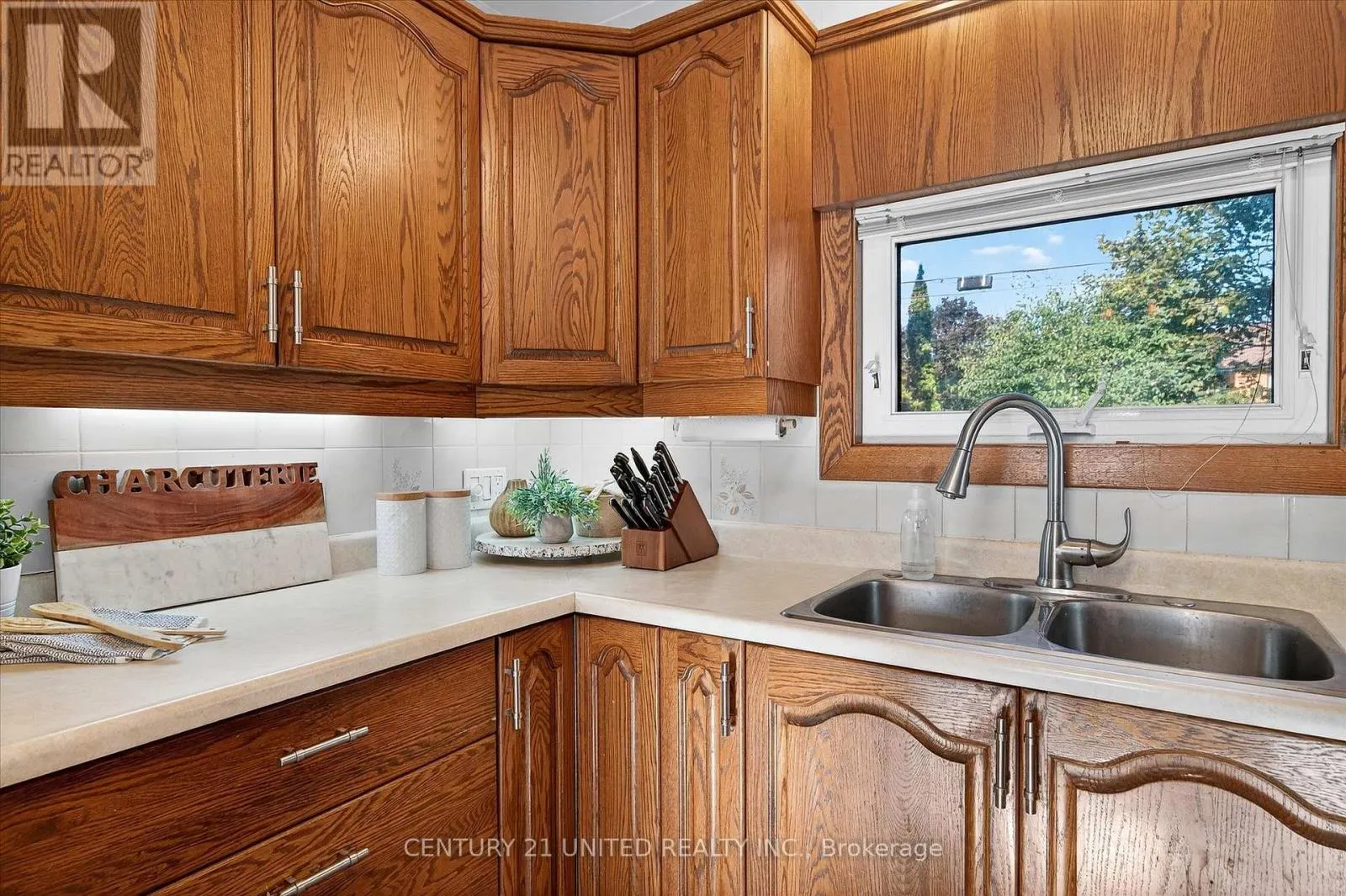 1037 GLEBEMOUNT CRESCENT