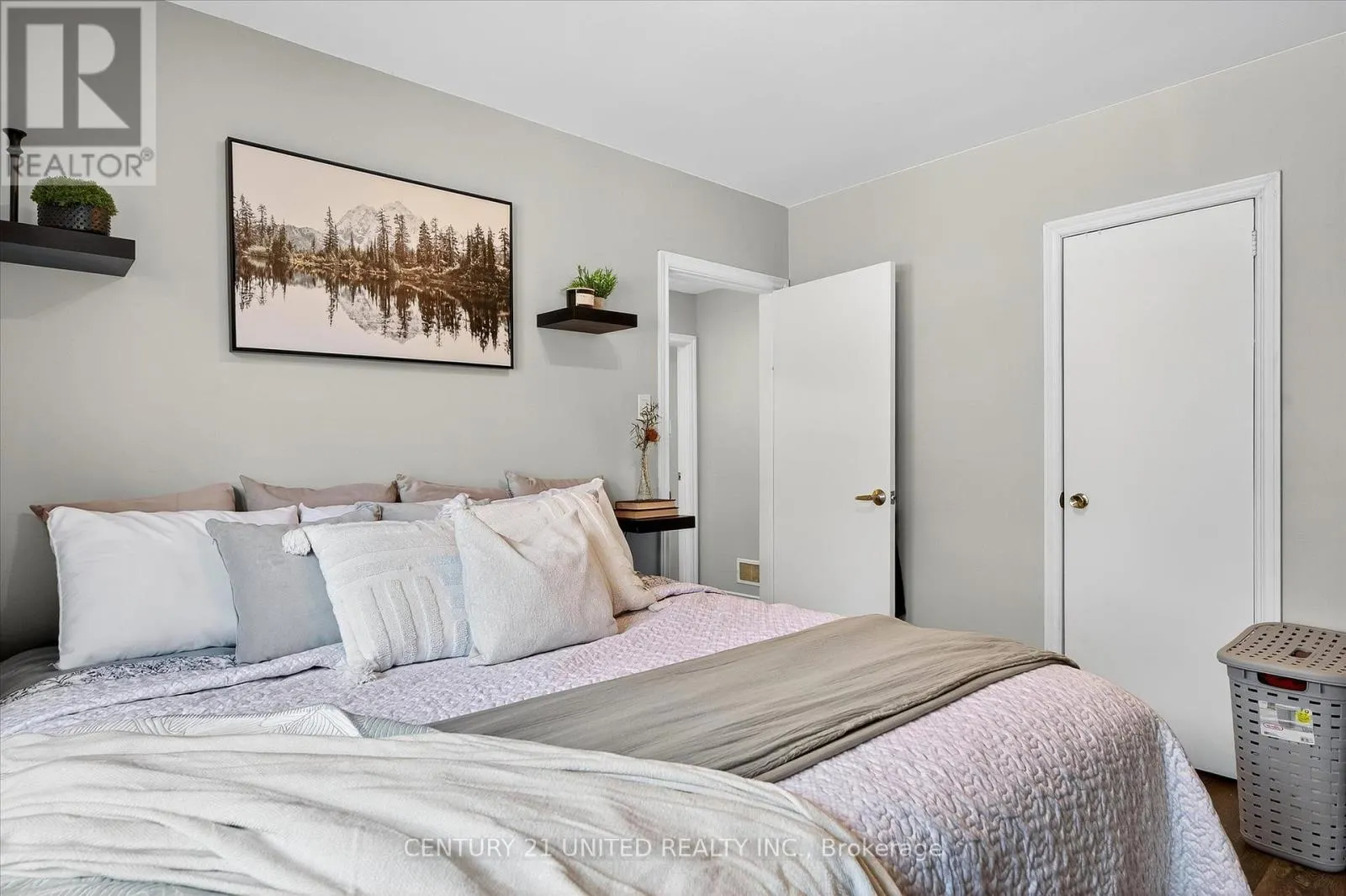 1037 GLEBEMOUNT CRESCENT