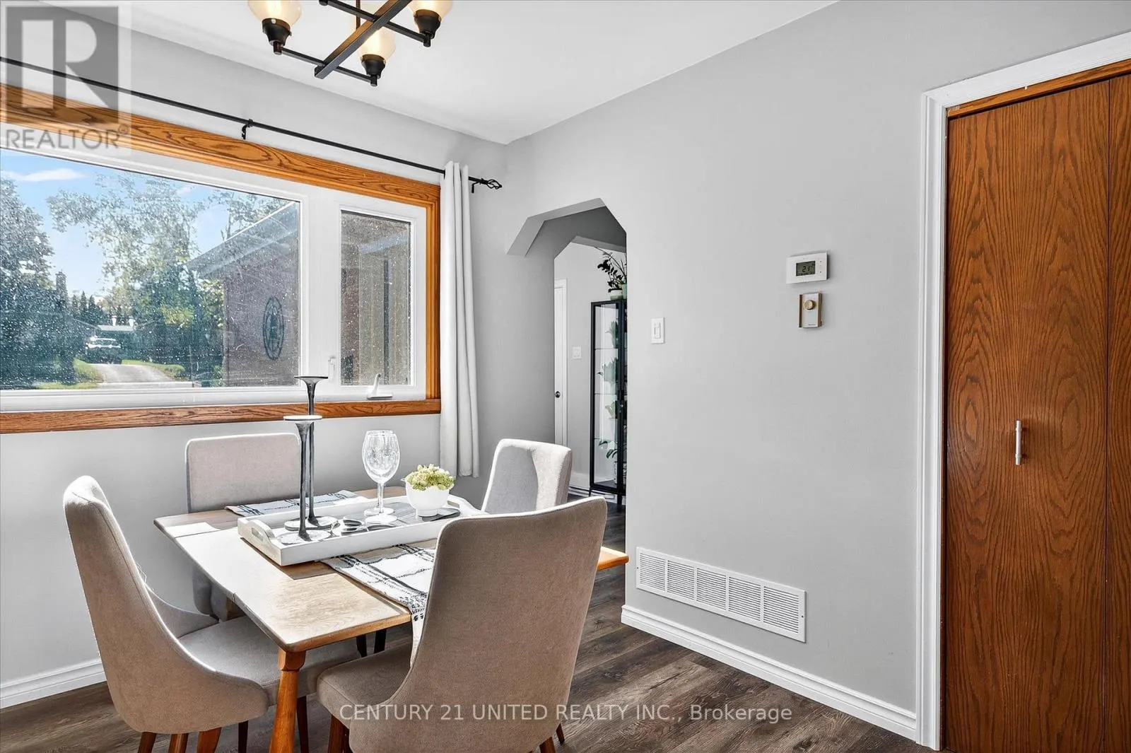1037 GLEBEMOUNT CRESCENT