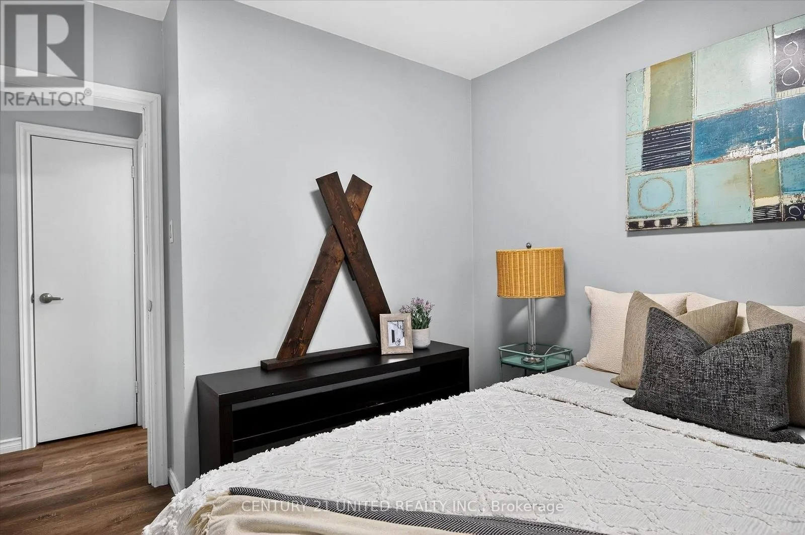 1037 GLEBEMOUNT CRESCENT