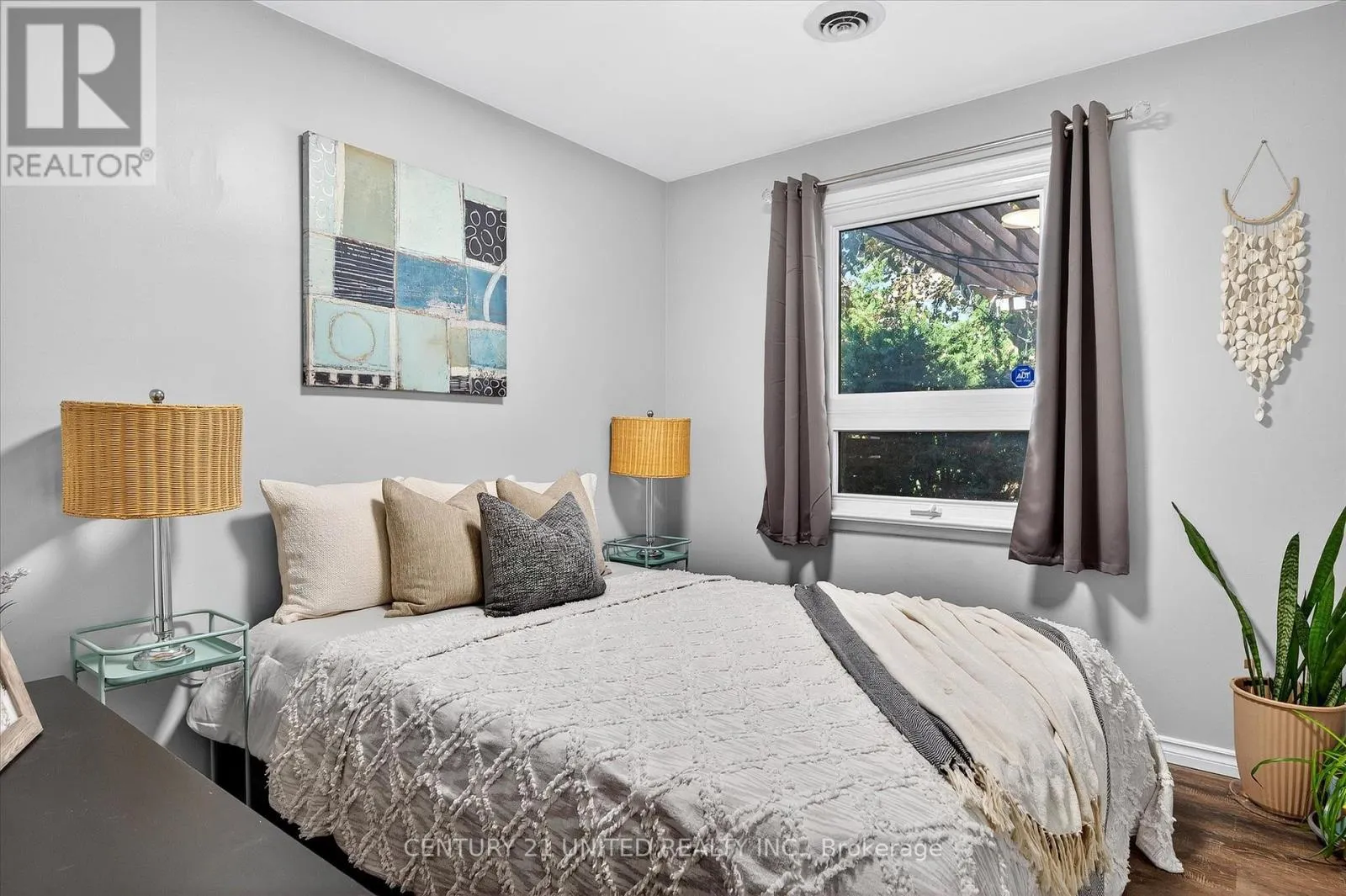 1037 GLEBEMOUNT CRESCENT