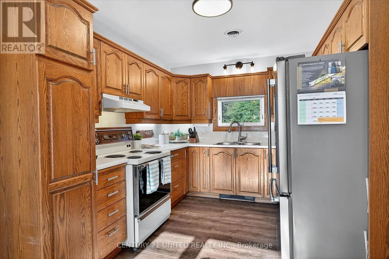 1037 GLEBEMOUNT CRESCENT