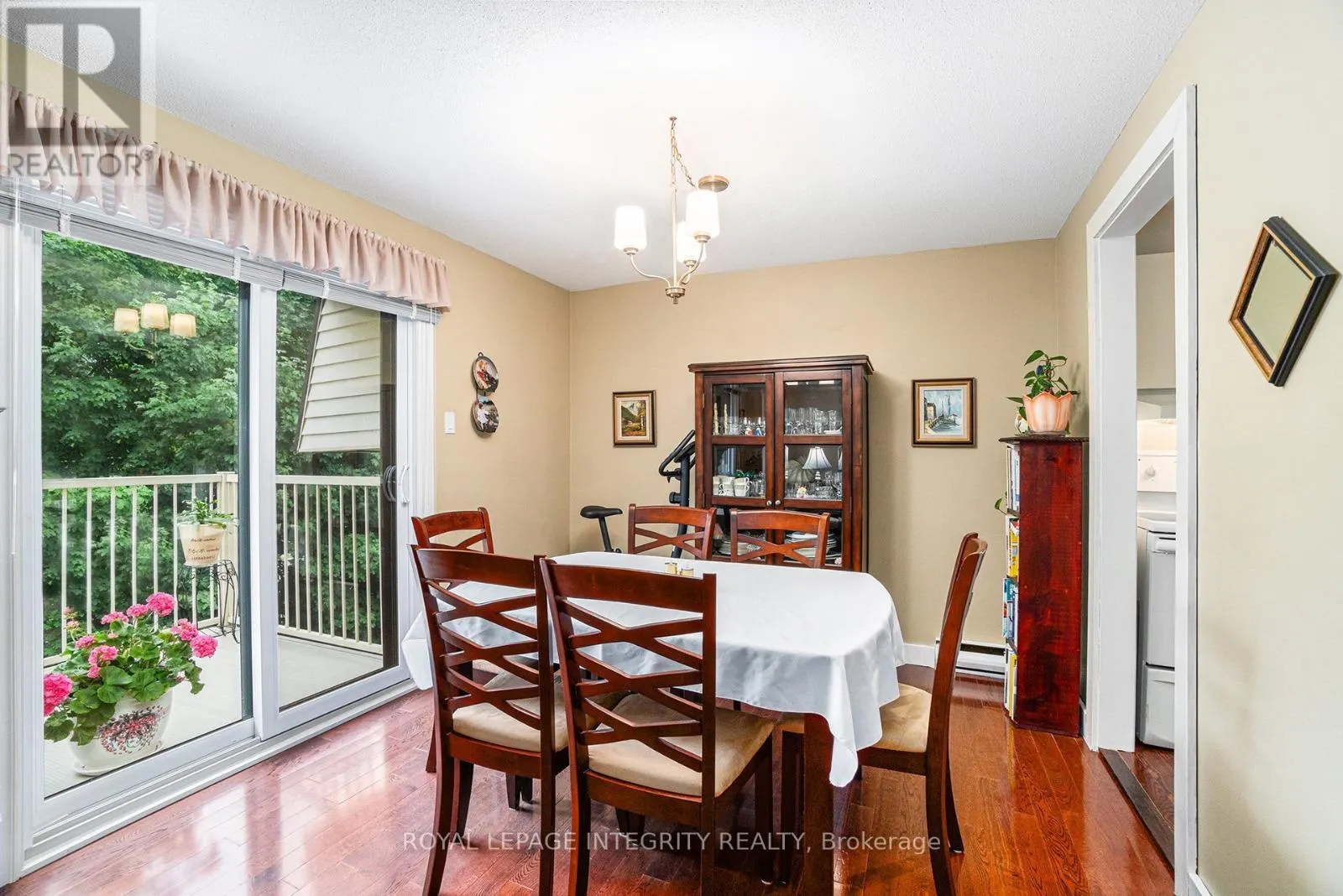 7 - 6 SWEETBRIAR CIRCLE
