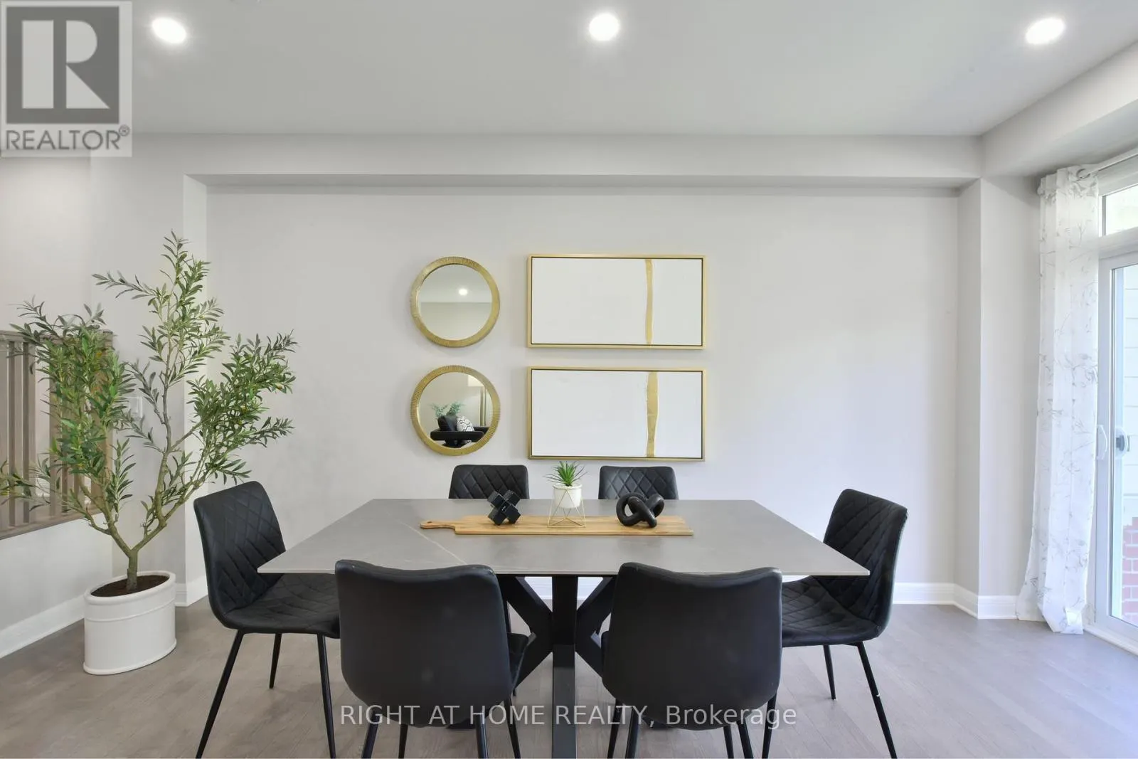 117 ESCARPMENT CRESCENT