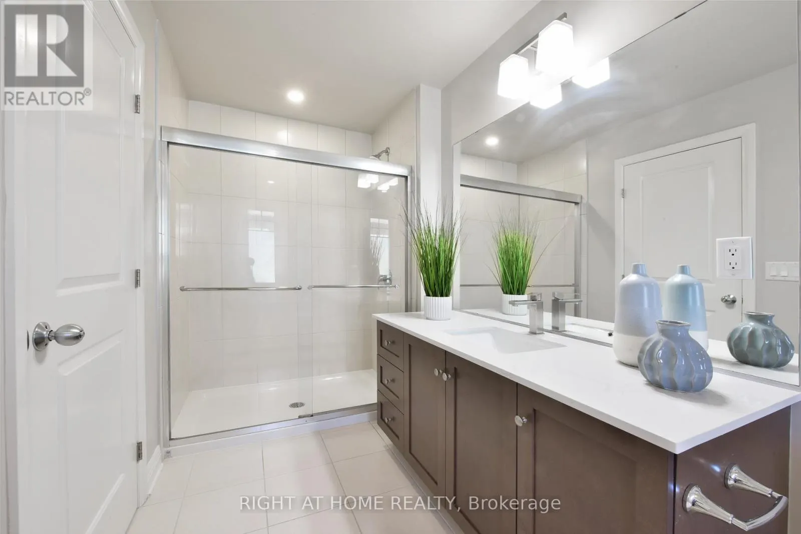 117 ESCARPMENT CRESCENT