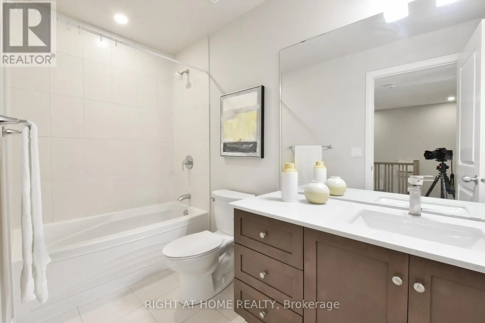 117 ESCARPMENT CRESCENT