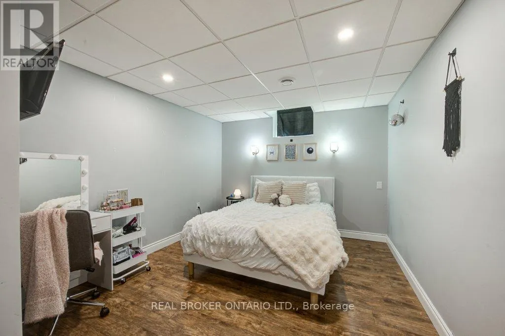 25 PICKETT COURT N