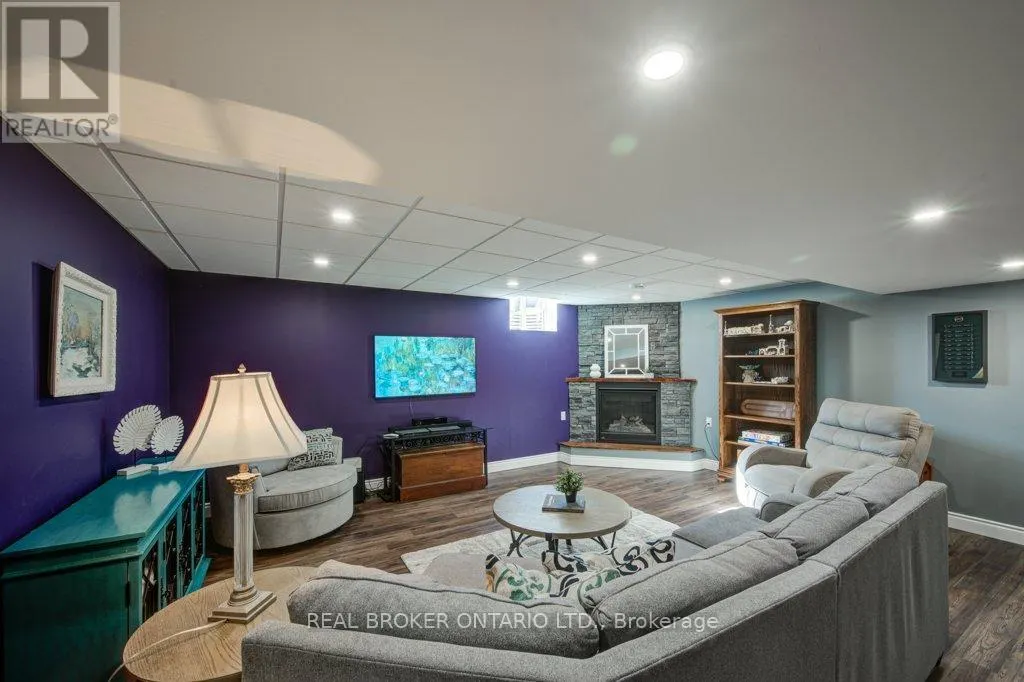 25 PICKETT COURT N