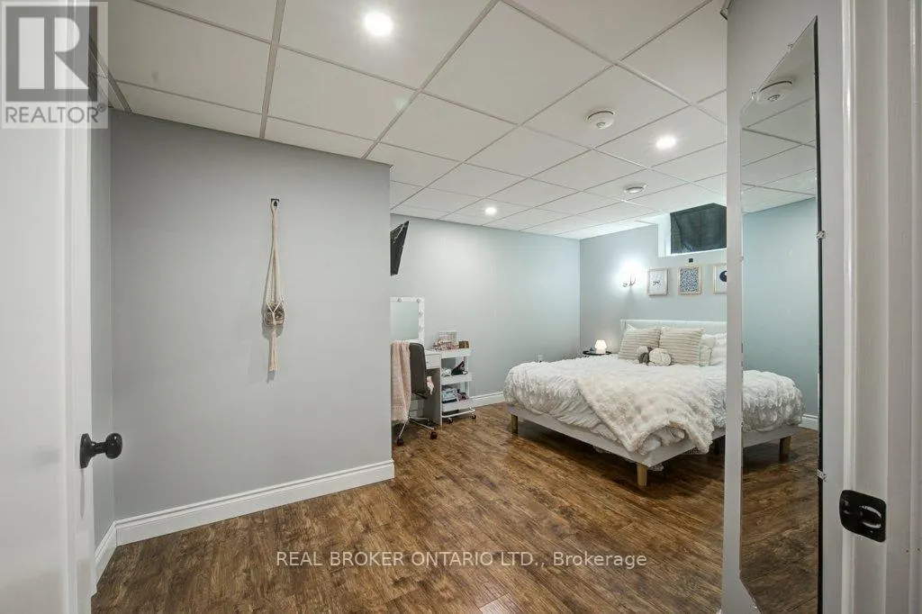 25 PICKETT COURT N
