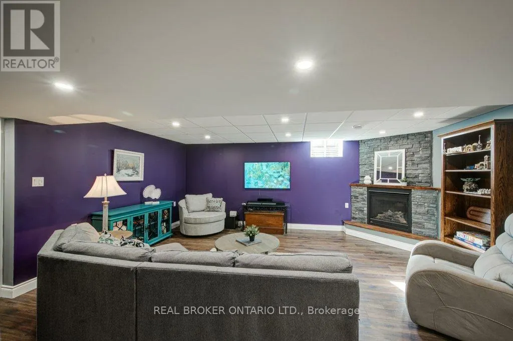 25 PICKETT COURT N