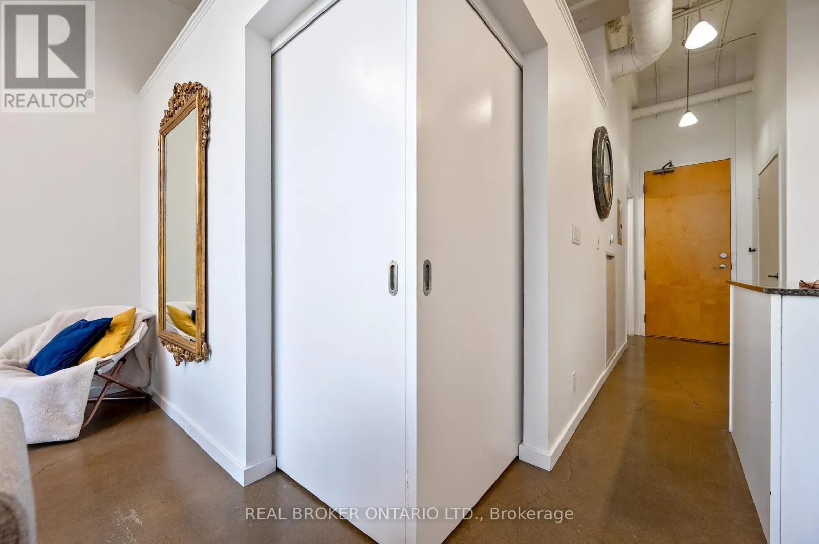 128 - 404 KING STREET WEST STREET W