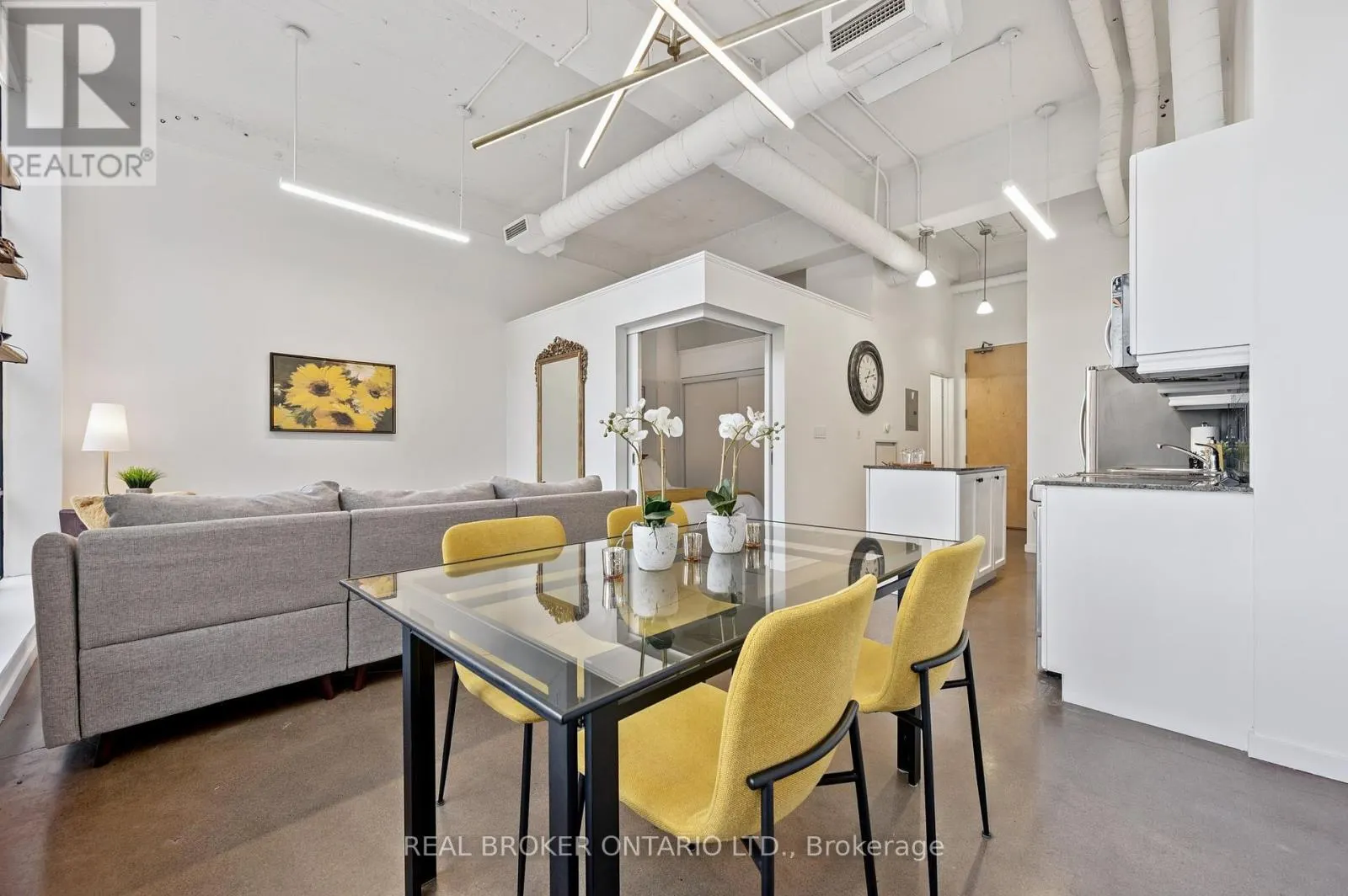 128 - 404 KING STREET WEST STREET W