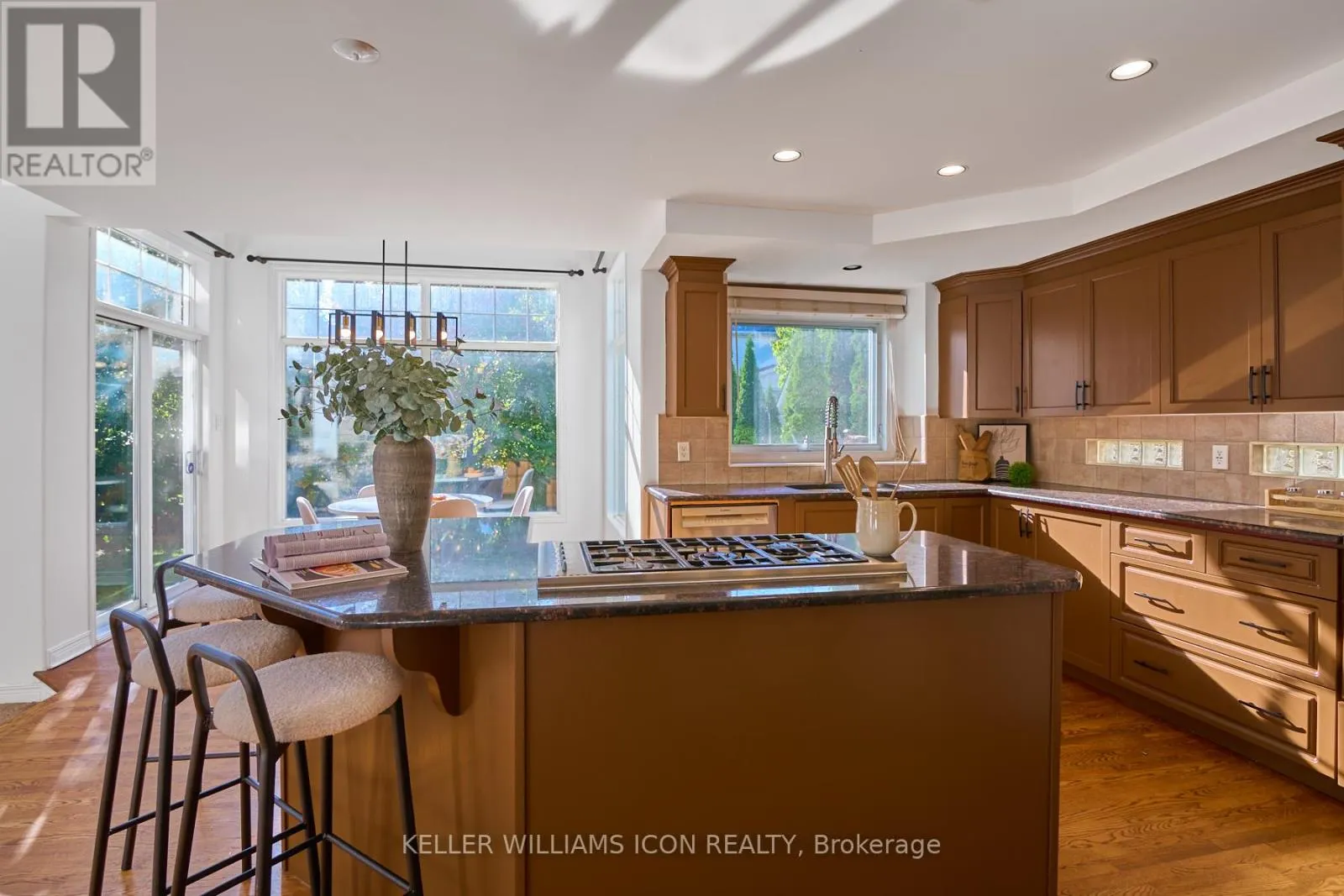 10 PONDHOLLOW WAY