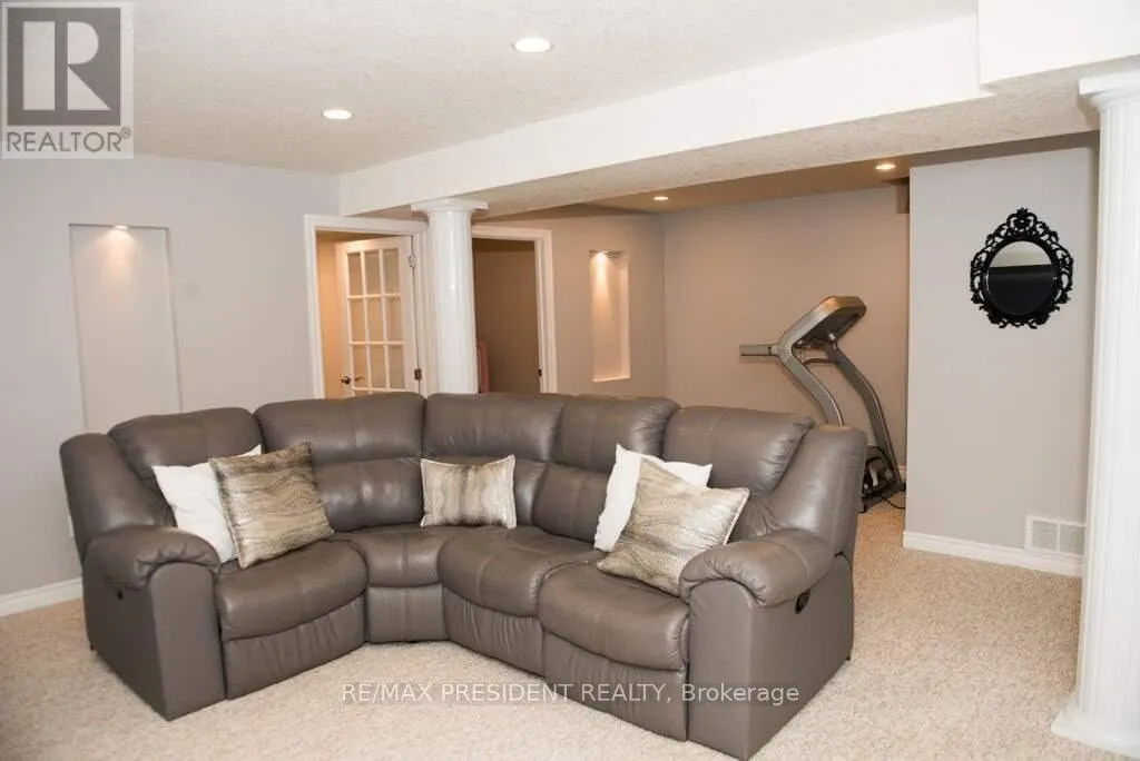 1657 BAYSWATER CRESCENT