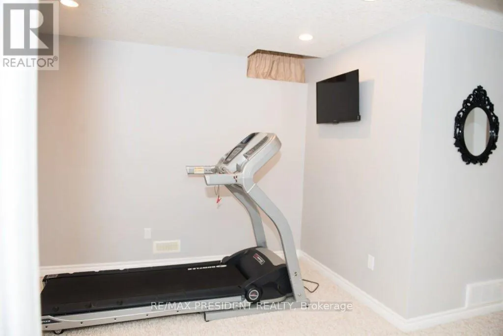 1657 BAYSWATER CRESCENT