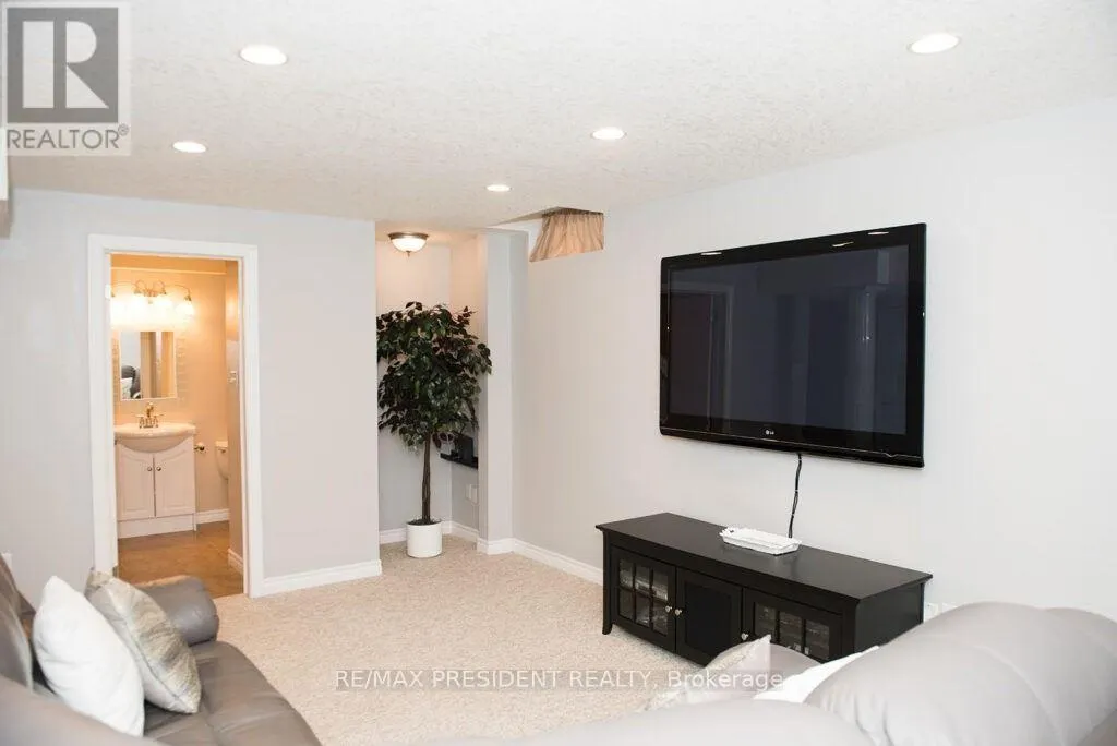 1657 BAYSWATER CRESCENT