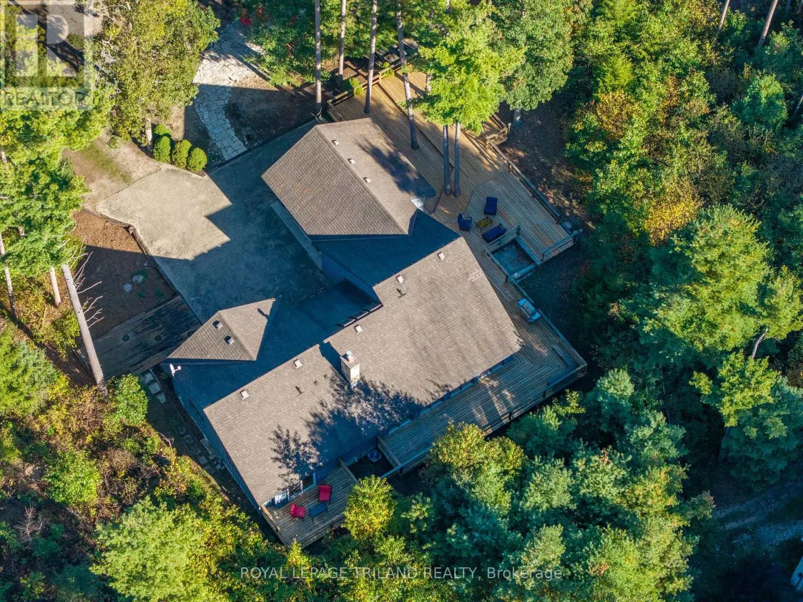 10395 PINETREE DRIVE
