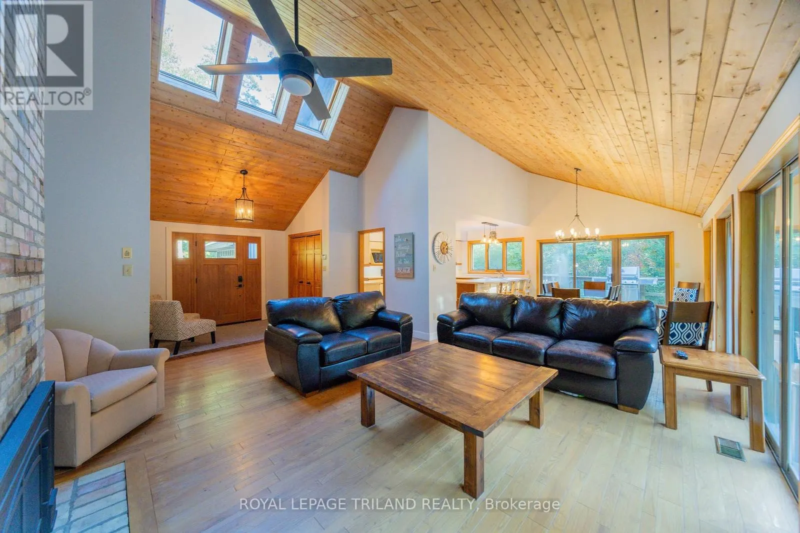 10395 PINETREE DRIVE
