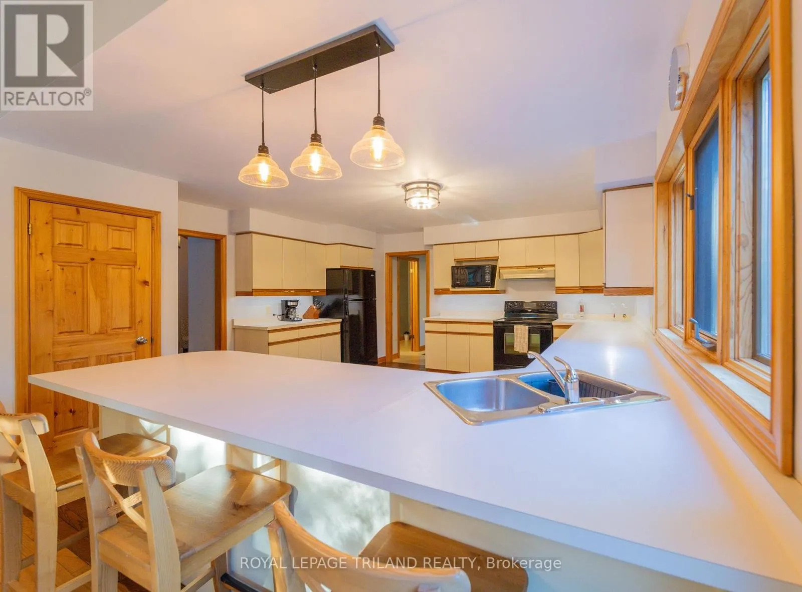 10395 PINETREE DRIVE