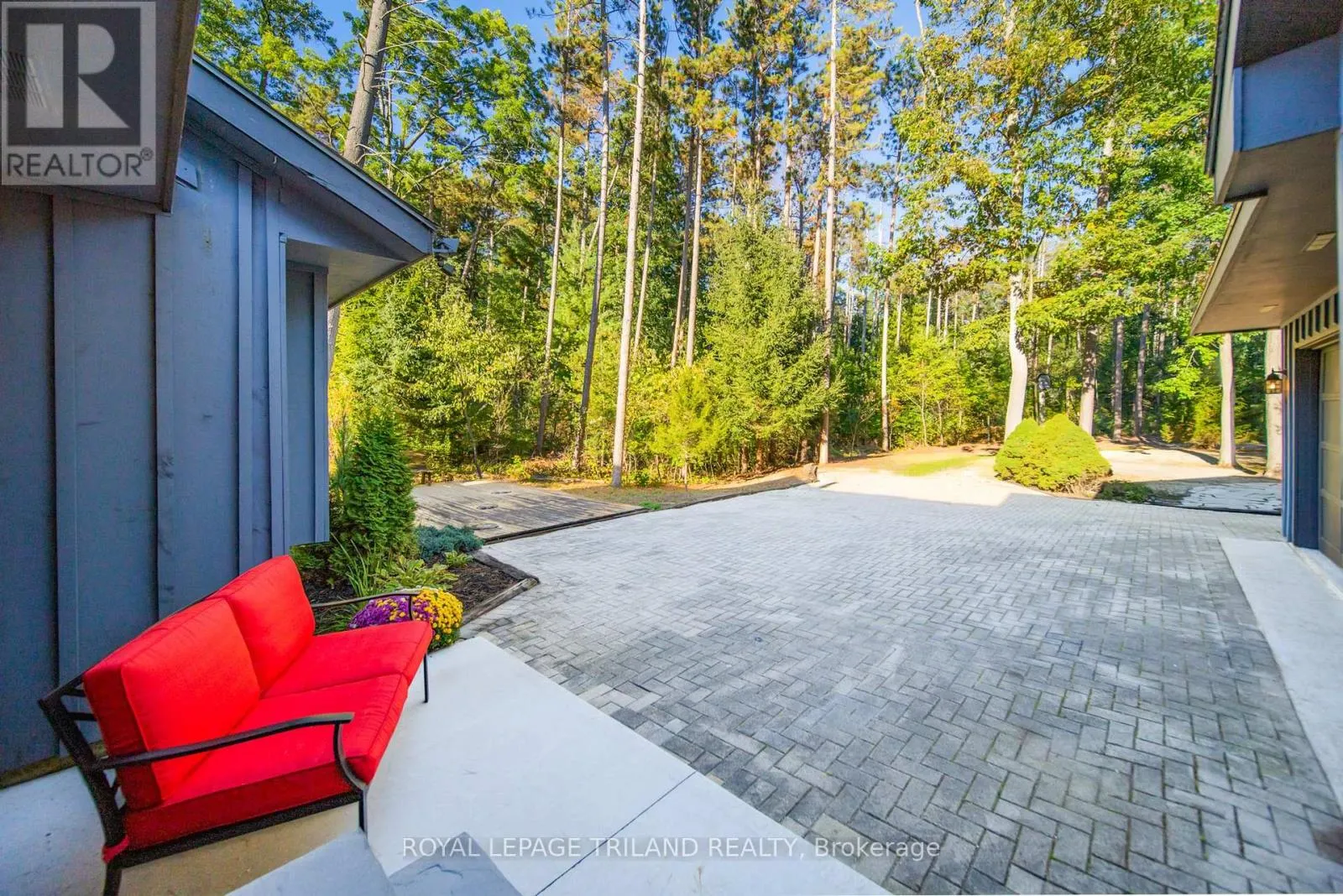 10395 PINETREE DRIVE