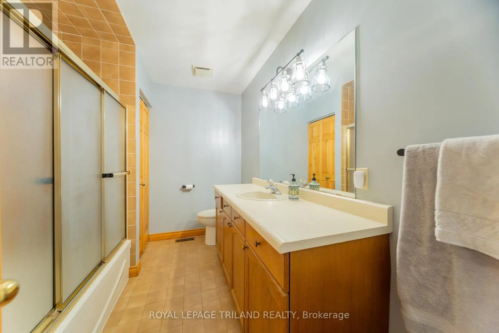 10395 PINETREE DRIVE