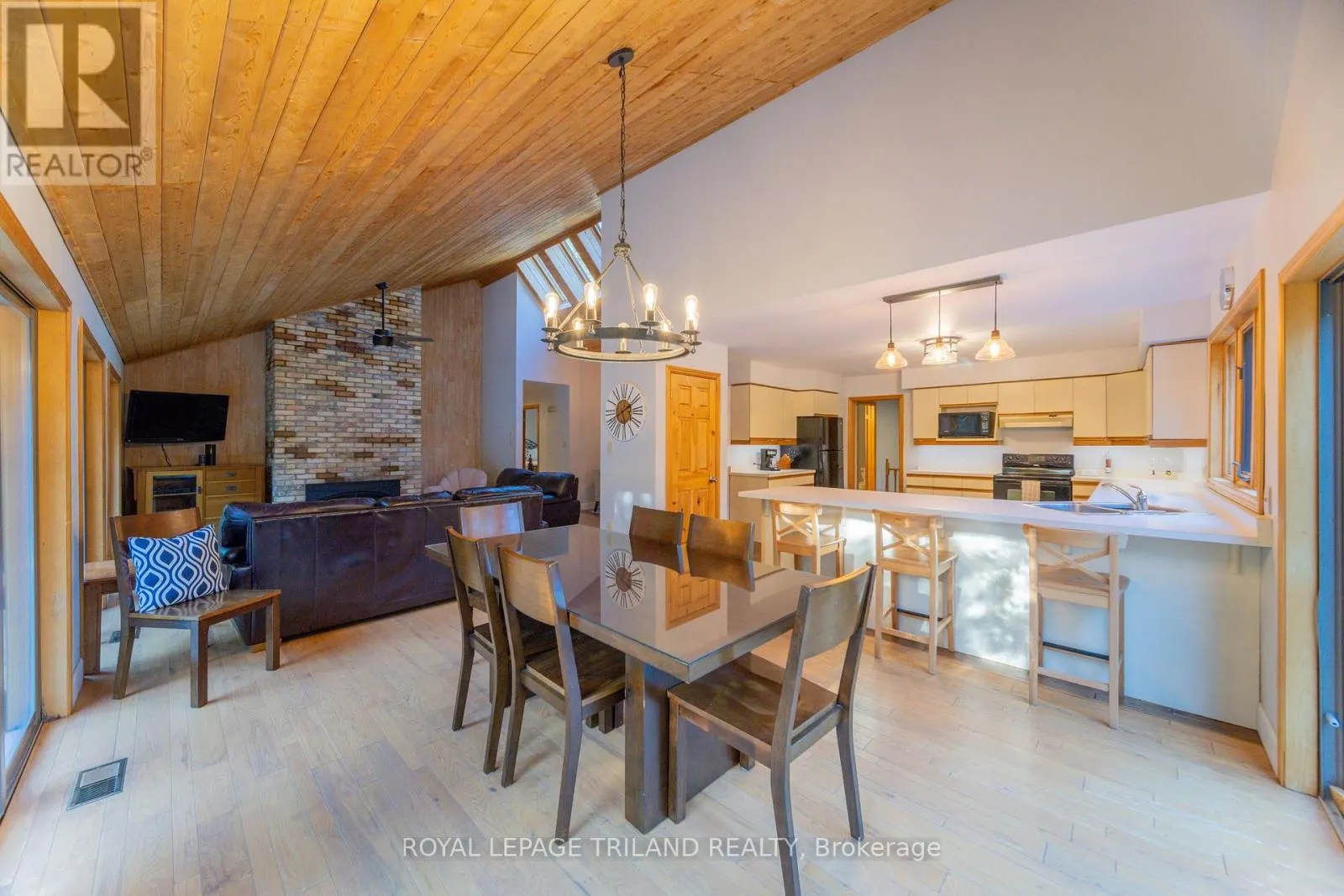 10395 PINETREE DRIVE