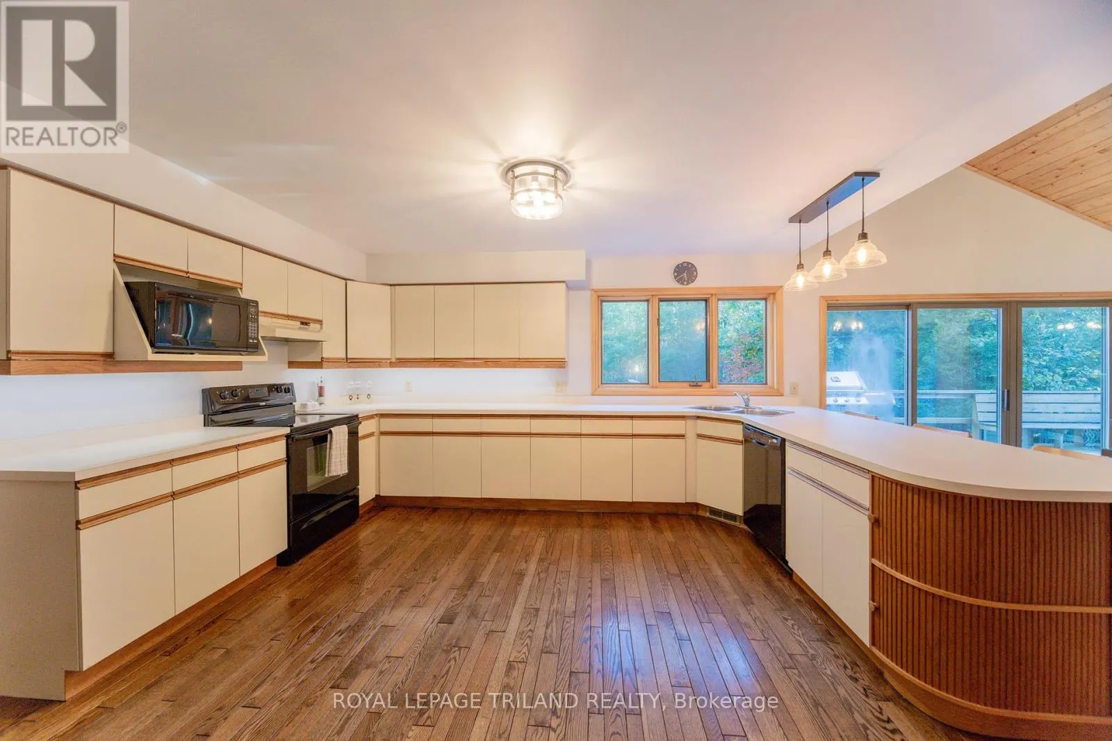 10395 PINETREE DRIVE