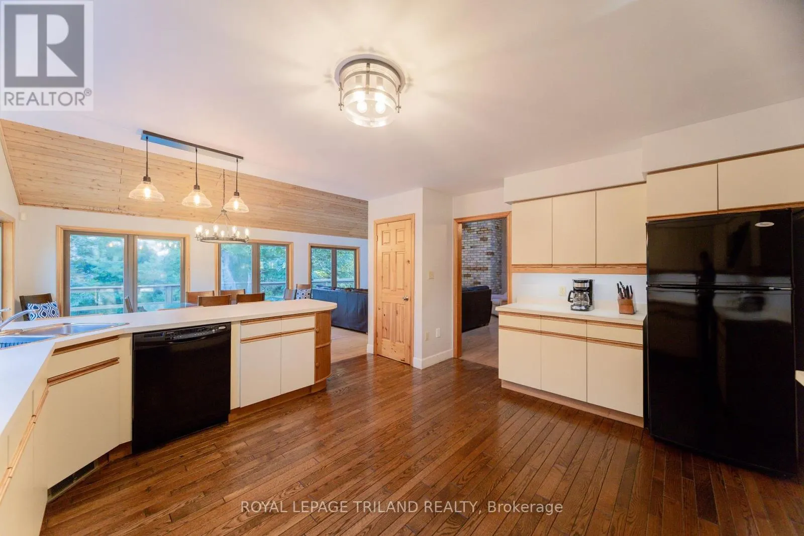 10395 PINETREE DRIVE
