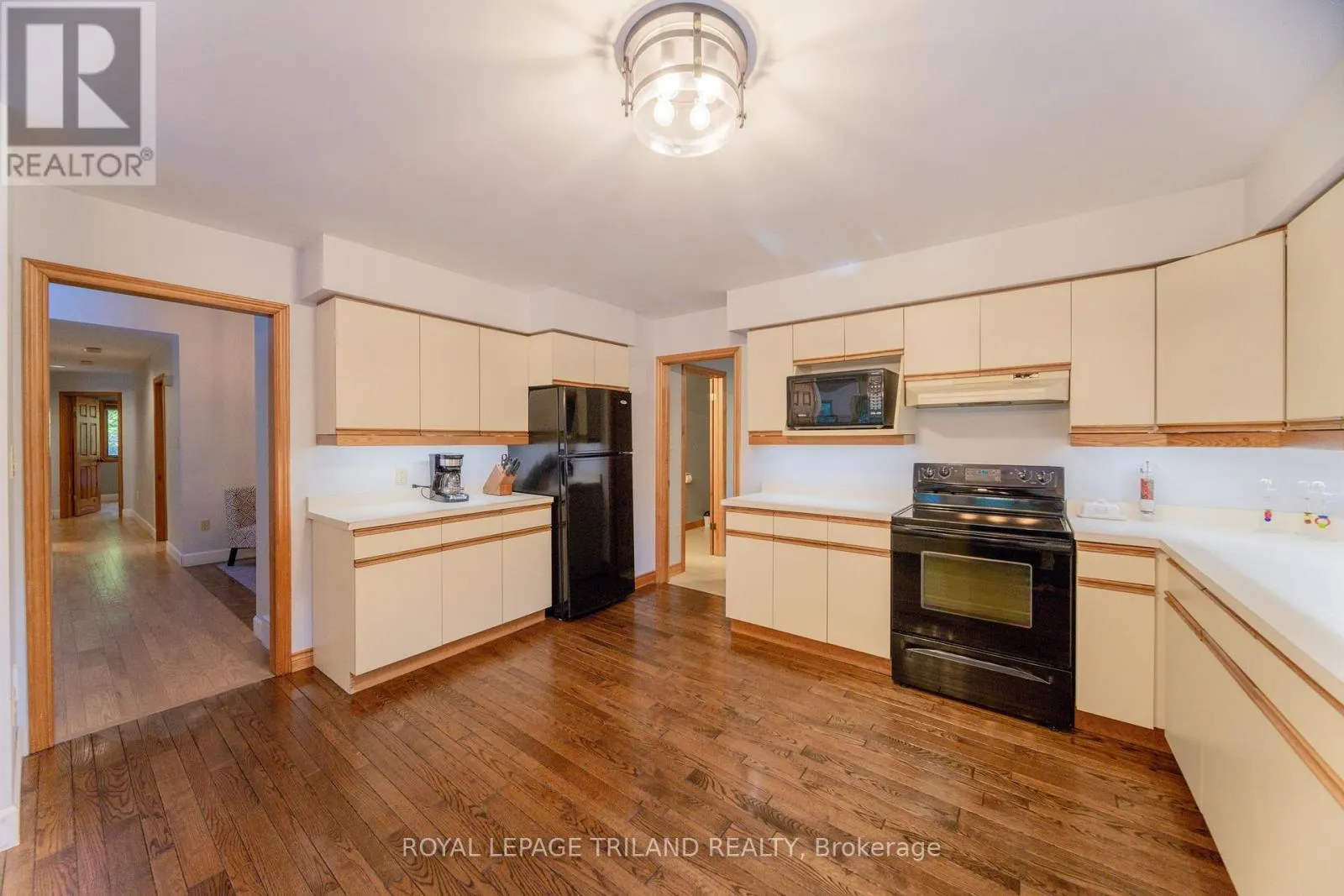 10395 PINETREE DRIVE