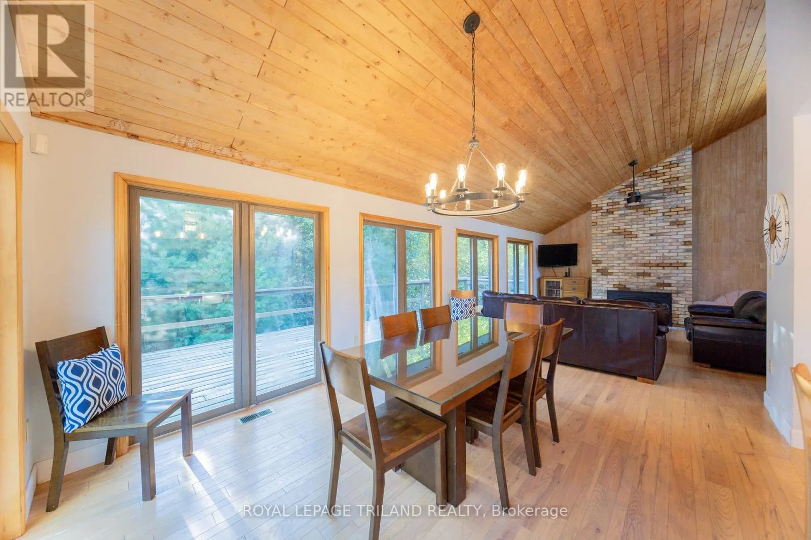 10395 PINETREE DRIVE