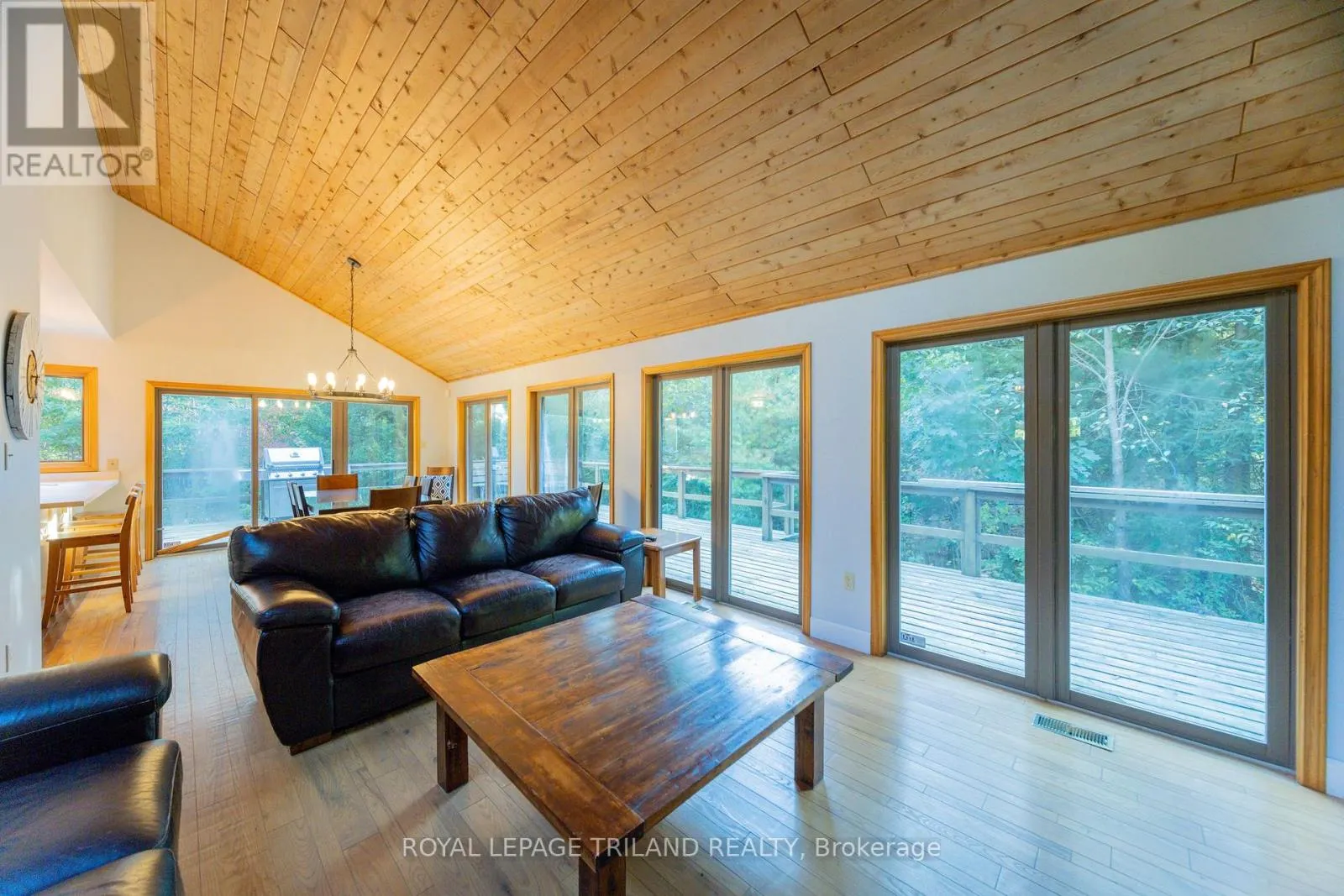 10395 PINETREE DRIVE
