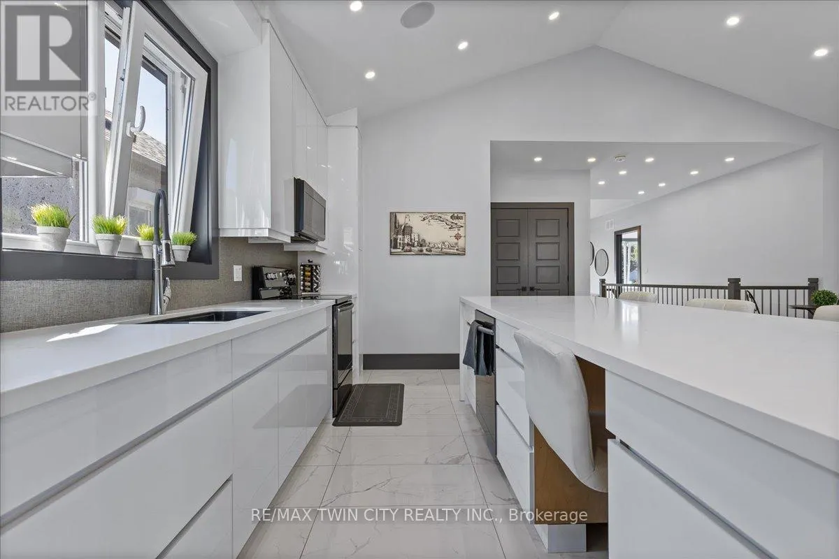 404 MONTROSE STREET N