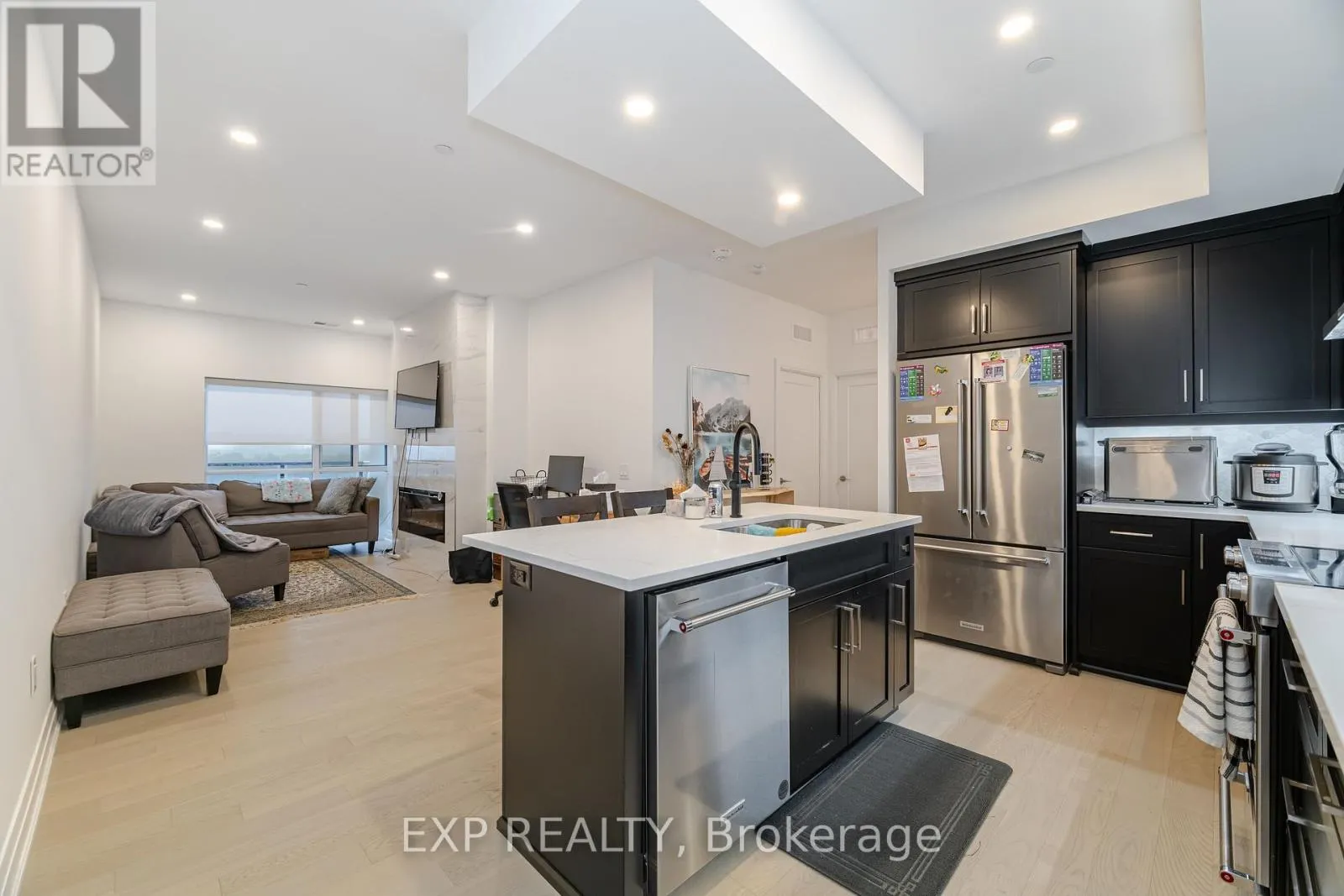 903 - 71 WYNDHAM STREET S