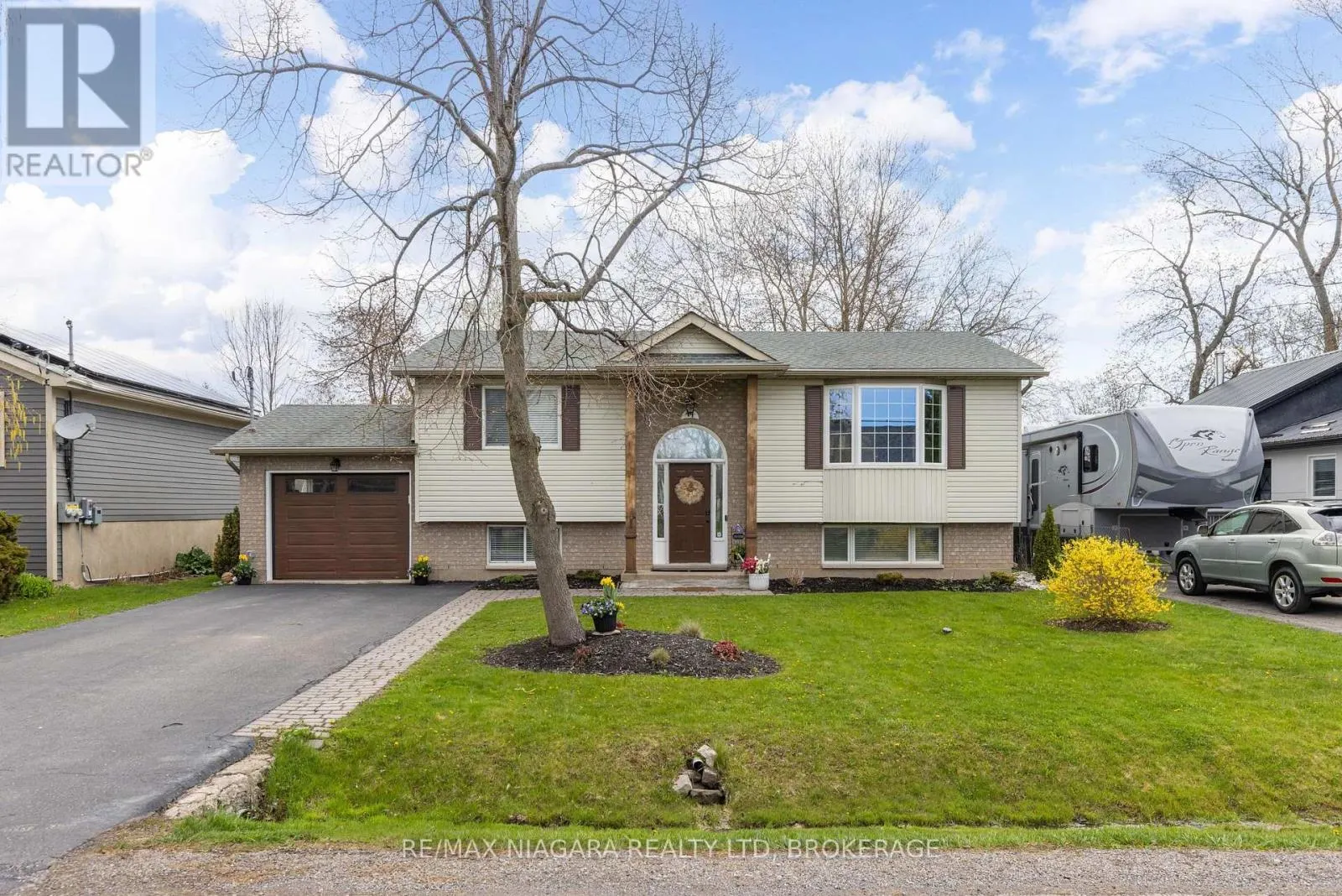 44 MAPLE LEAF AVENUE S