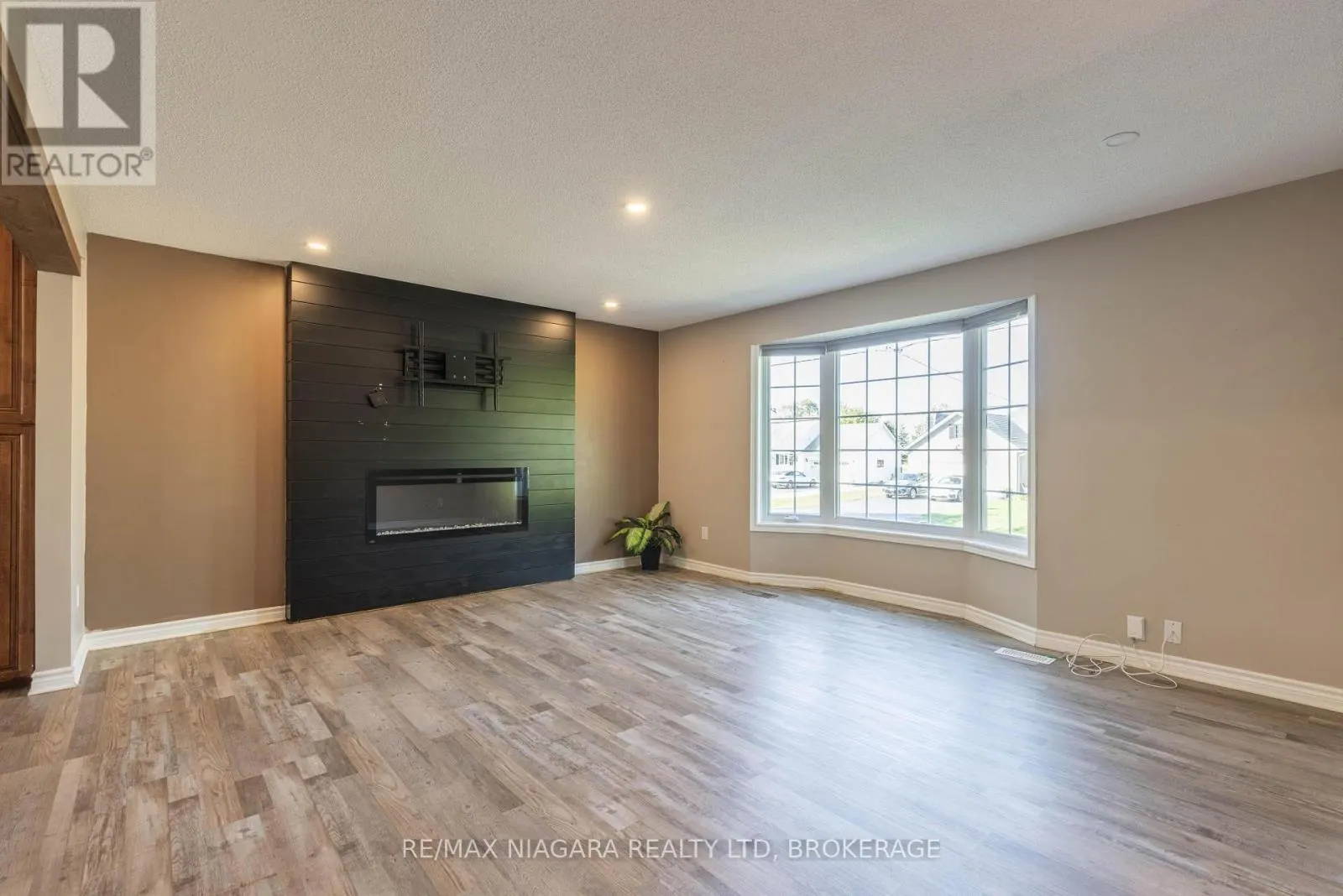 44 MAPLE LEAF AVENUE S