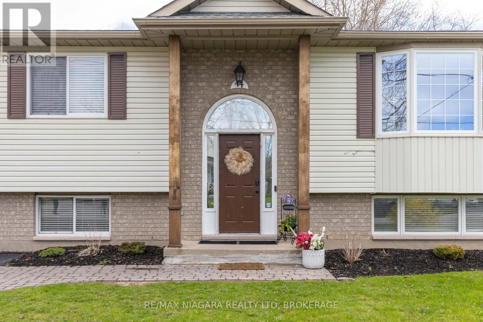44 MAPLE LEAF AVENUE S