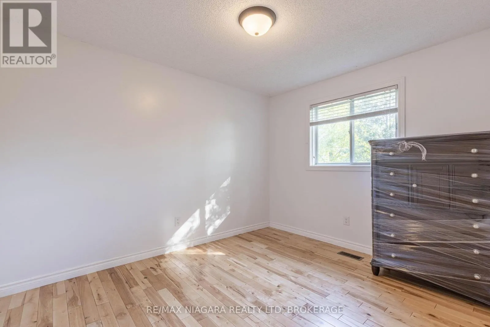 44 MAPLE LEAF AVENUE S