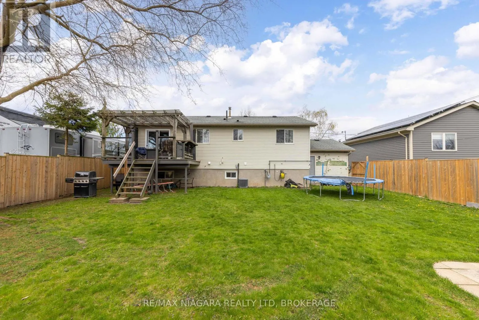 44 MAPLE LEAF AVENUE S